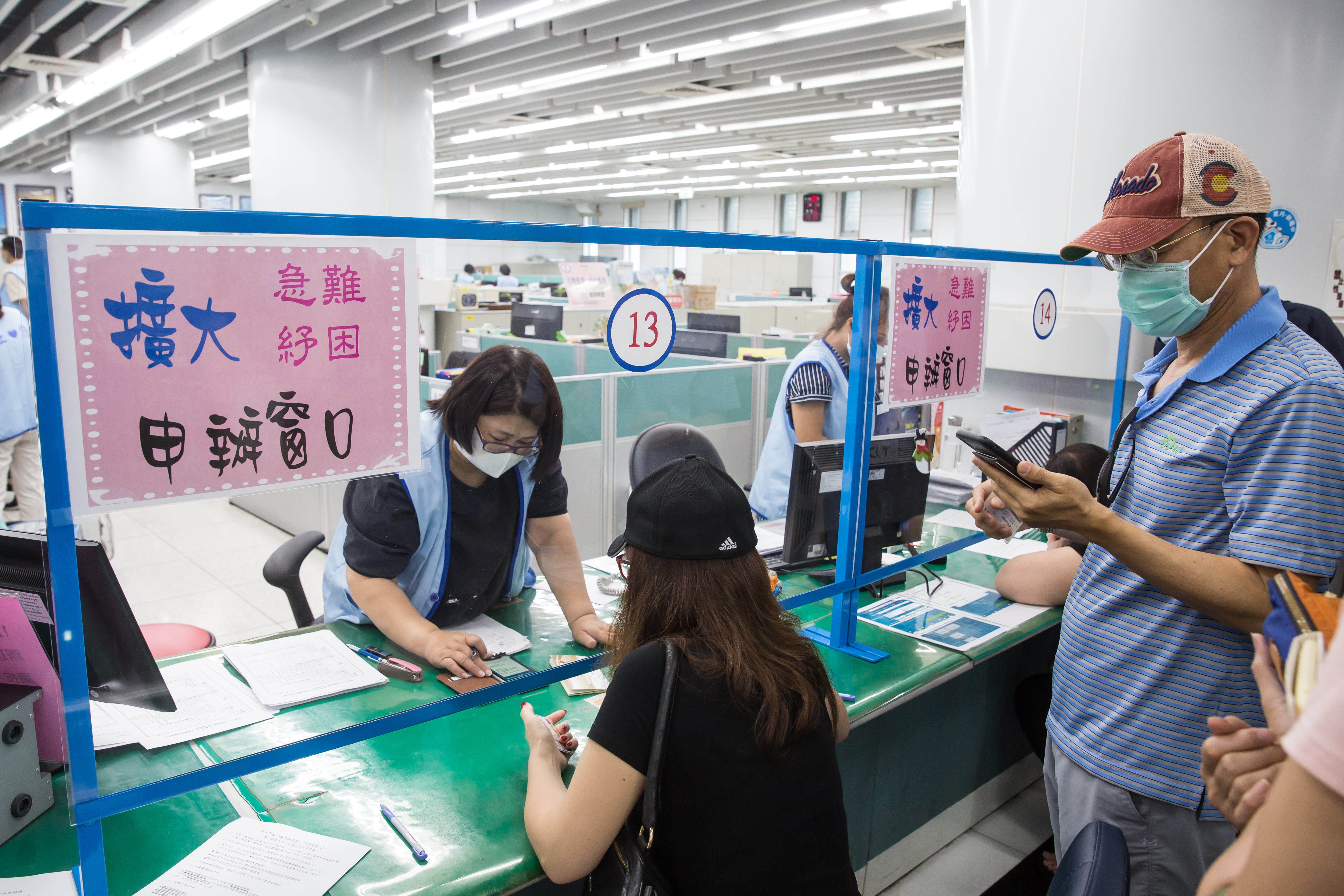 政府推出紓困4.0方案，個人部分仍是發放一次性補貼，但發放基準會較為寬鬆。