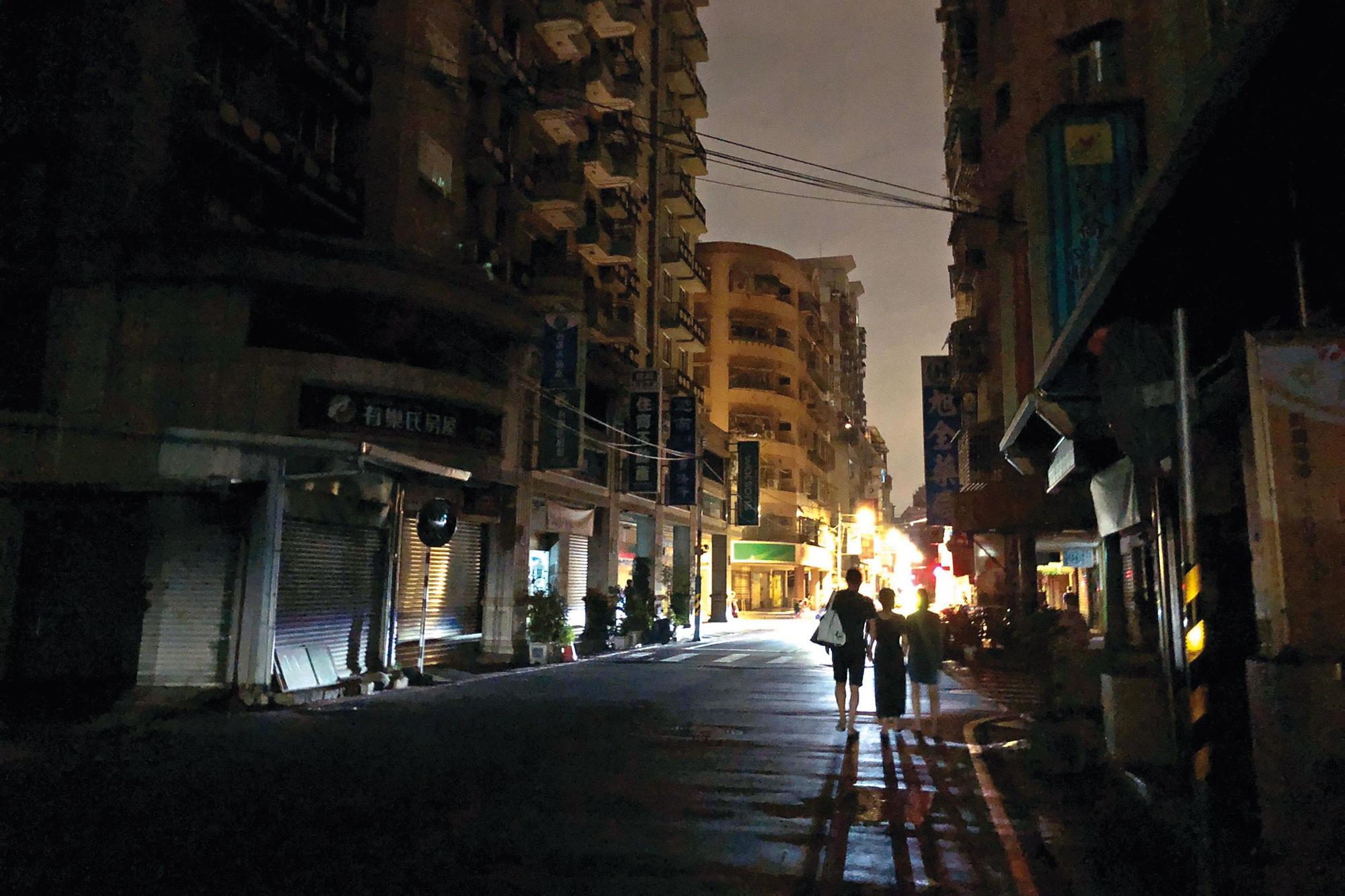 5月台灣經歷2次大停電,雖然原因不同,卻重挫民進黨政府聲量,也打擊民眾對政府能源轉型不缺電保證的信心。(中央社)