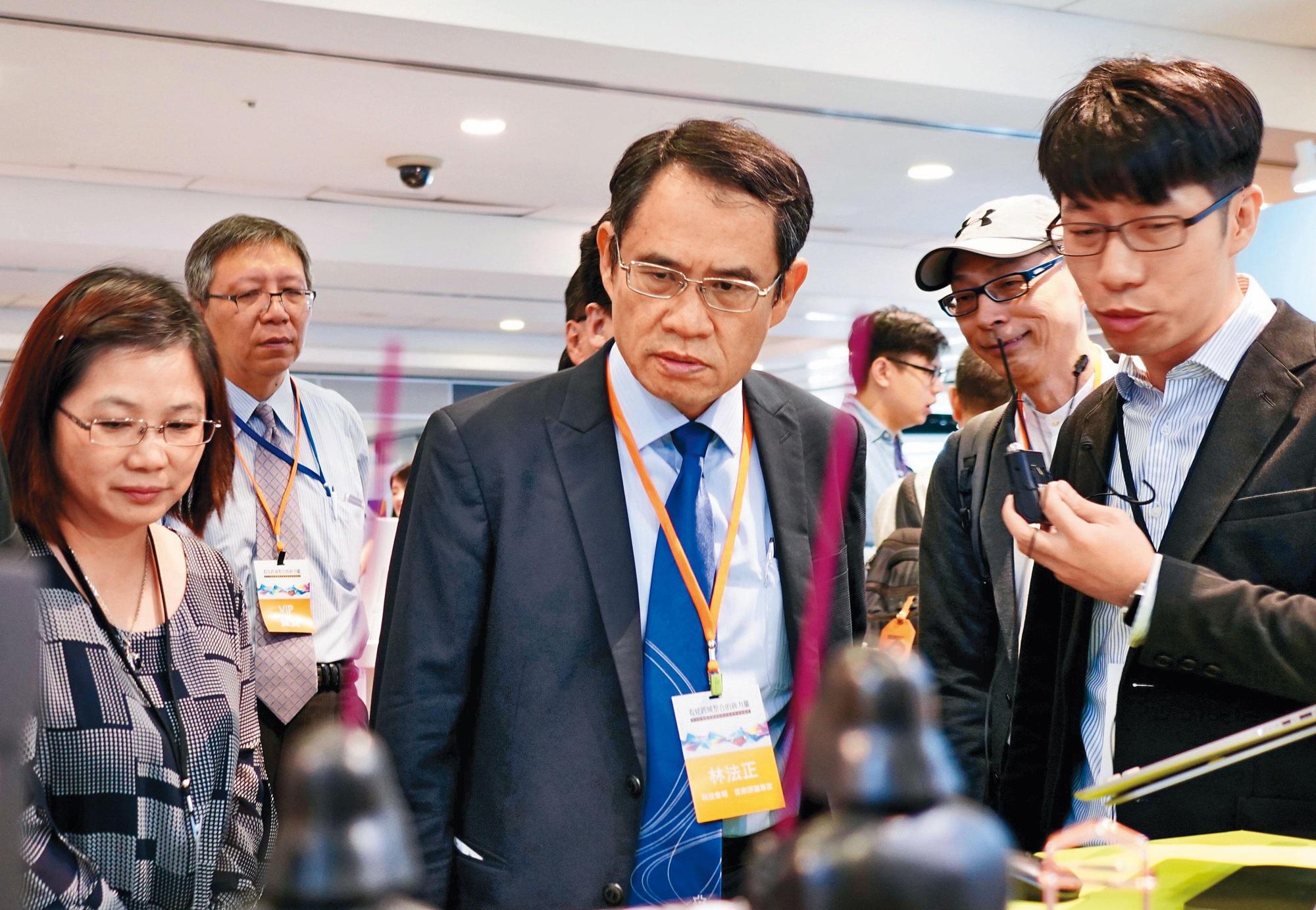 中央大學電資學院院長林法正(左)認為,台電應擴大需量反應量能,才能提高風險應變能力。(經濟部中小企業處提供)