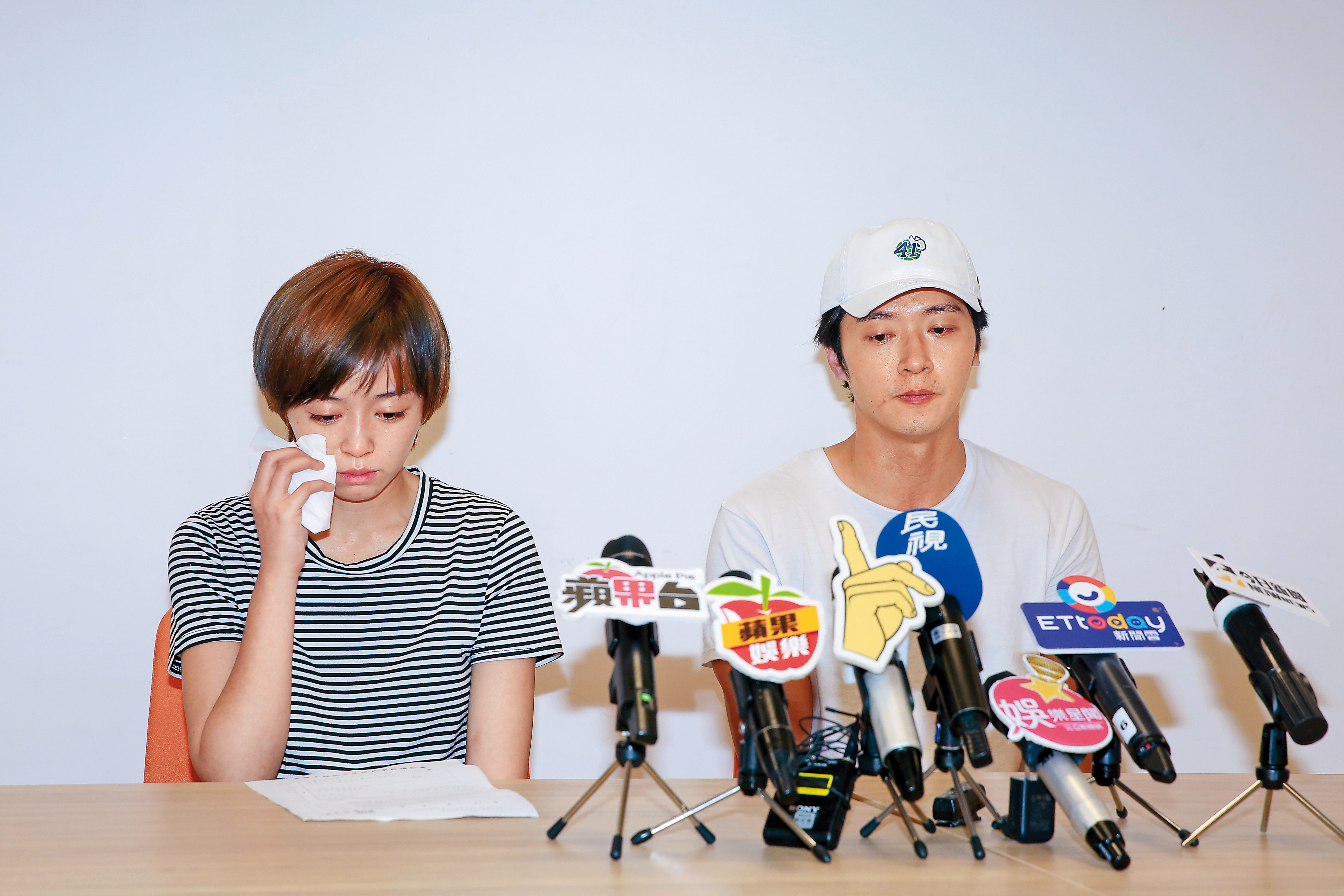 先前馬俊麟和王瞳(左)鬧出不倫戀,合體開記者會道歉。