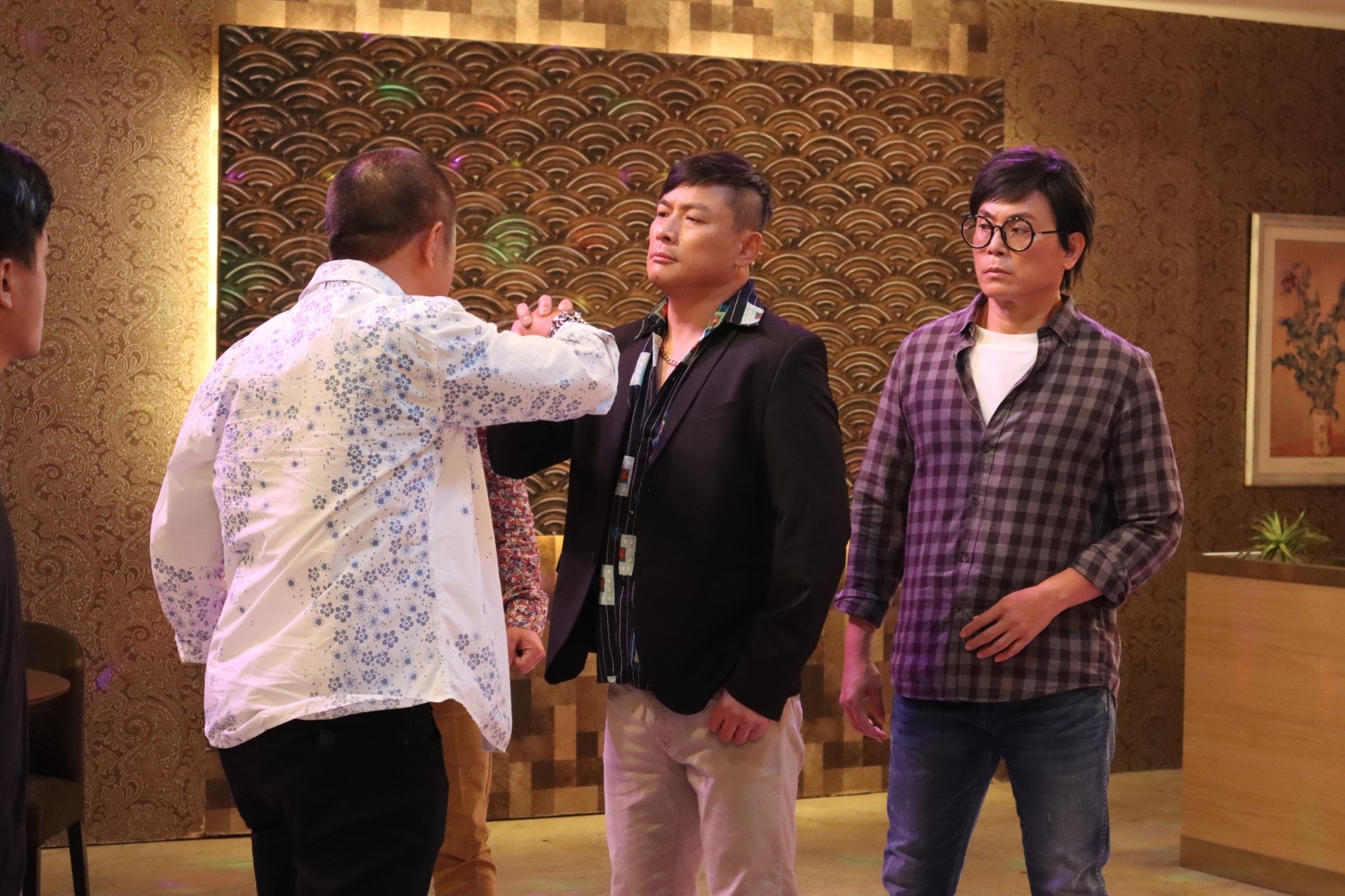 江宏恩（中）與陳霆（右）的兄弟情，在網友看來有些BL元素存在。（三立提供）