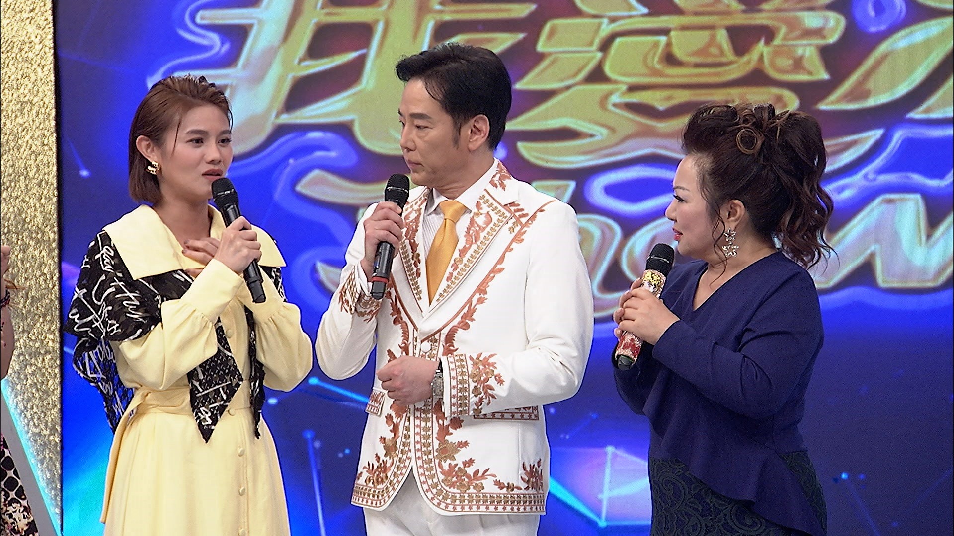 朱海君（左）唱起〈三吋天堂〉不禁勾起已逝親人的回憶。（中視提供）