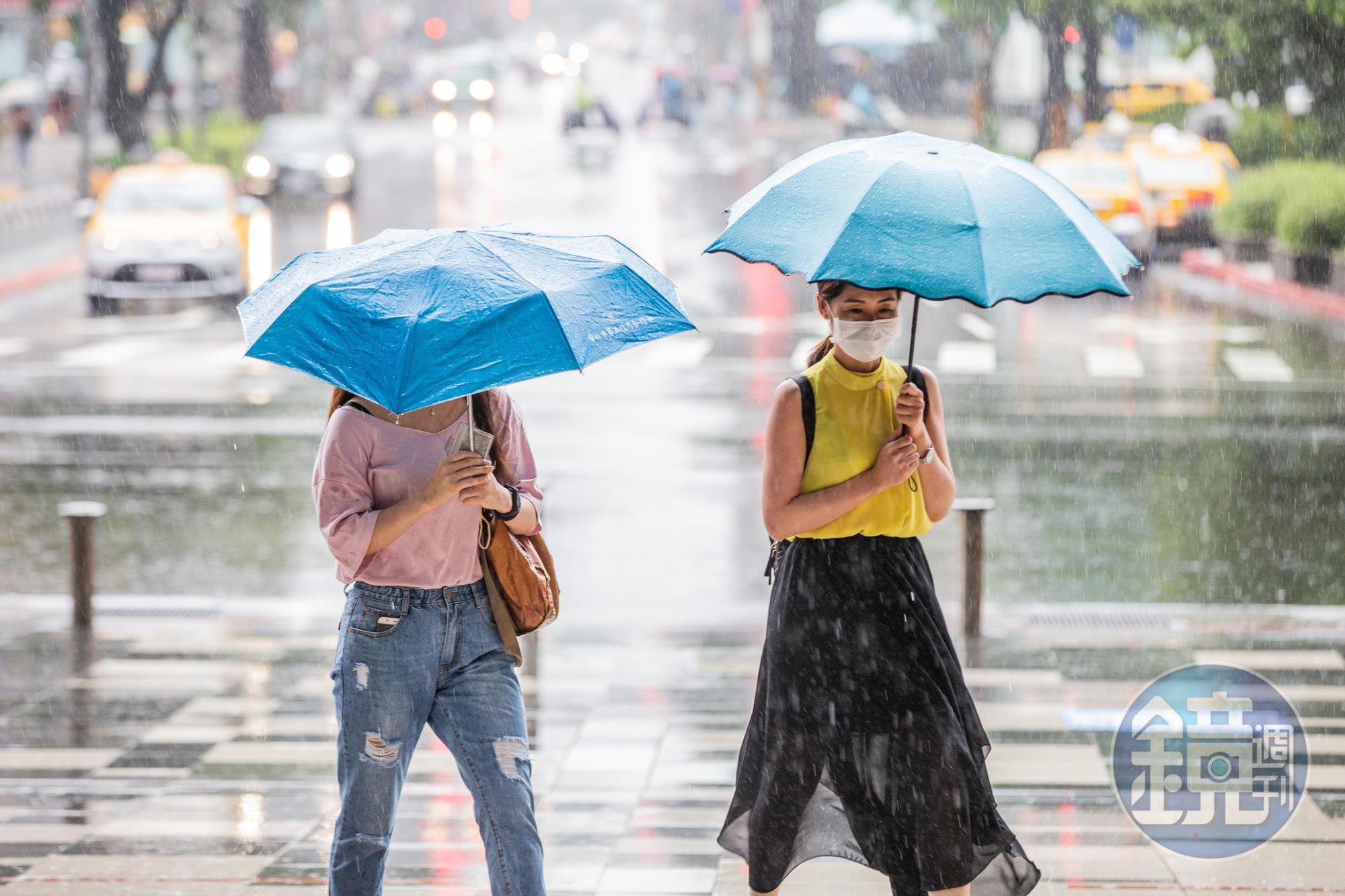 中央氣象局長鄭明典在臉書表示,今日傍晚「梅雨會休息一下」,且從資料來看,週末可能迎來好天氣。(本刊資料照)