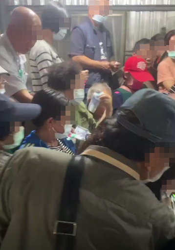 賭場現場人山人海，多人不遵守防疫規範。（讀者提供）