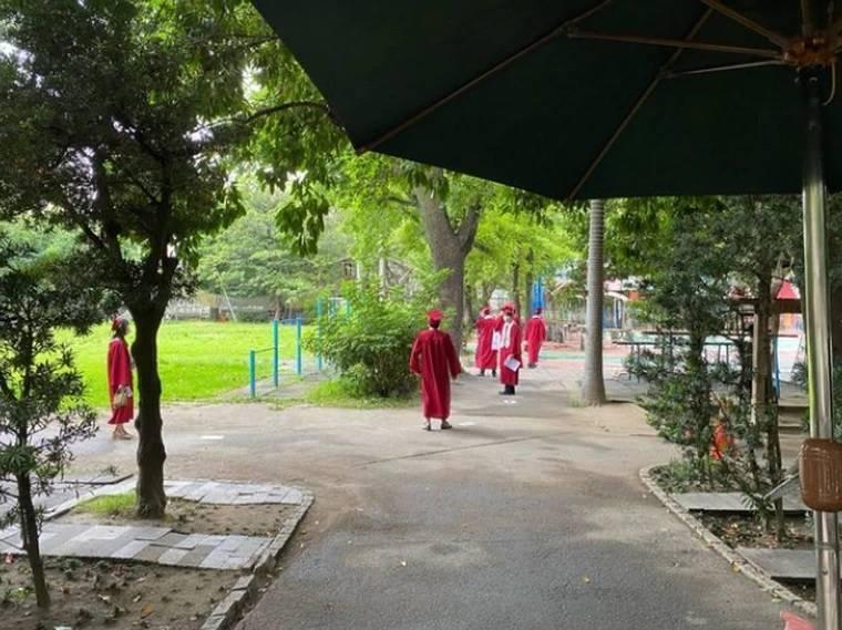 附近居民聽到校園內傳來歡呼聲,發現奎山中學舉辦畢典,覺得相當傻眼。(翻攝自PTT)