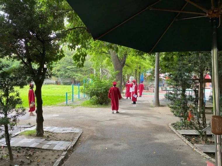 附近居民聽到校園內傳來歡呼聲，發現奎山中學舉辦畢典，覺得相當傻眼。（翻攝自PTT）