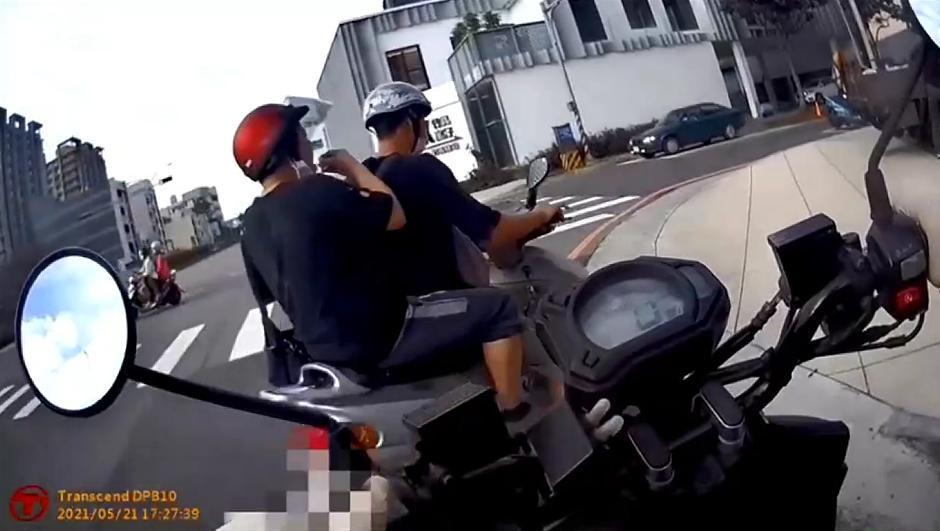 新竹警方巡邏時發現一名後座婦人狂嗑洋芋片、沒戴好口罩,攔車勸導後發現意外狀況。(翻攝畫面)