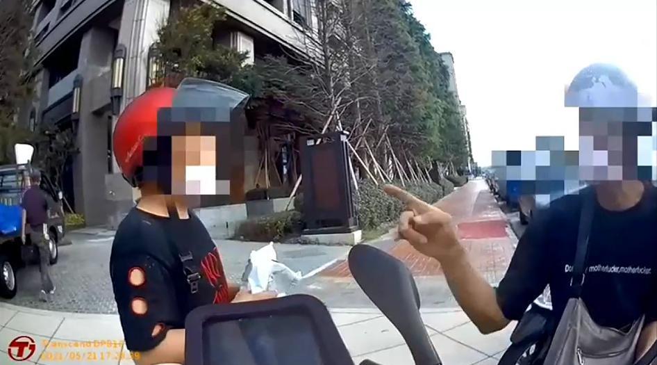 警方攔下機車後勸導要戴好口罩,後座婦人卻繼續吃洋芋片,讓先生不禁痛罵「賣擱呷啊!」(翻攝畫面)