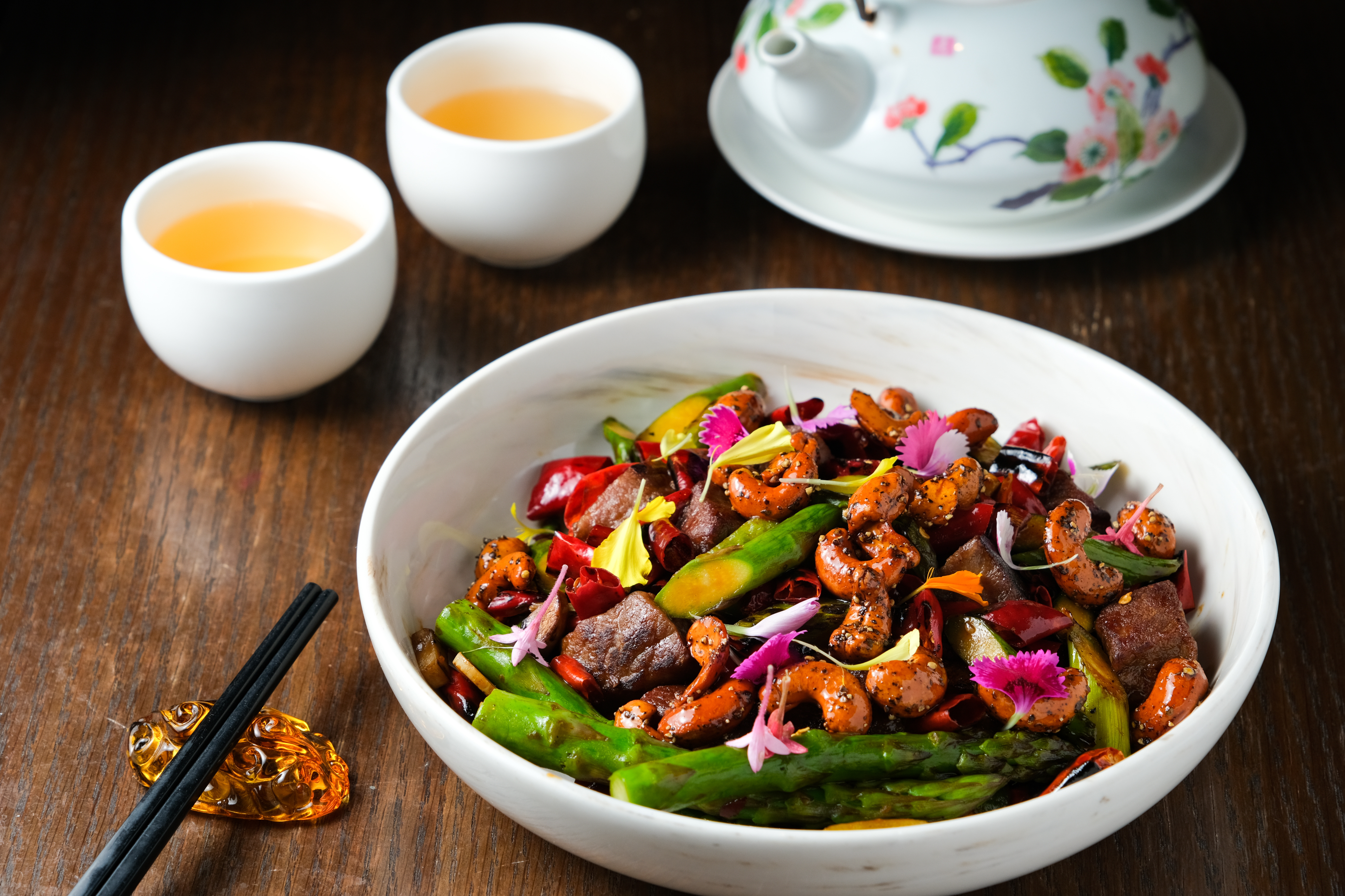 「香宮」中餐廳行政主廚何競業最拿手的招牌菜「香辣蘆筍牛柳粒」，現在也可以外帶回家。