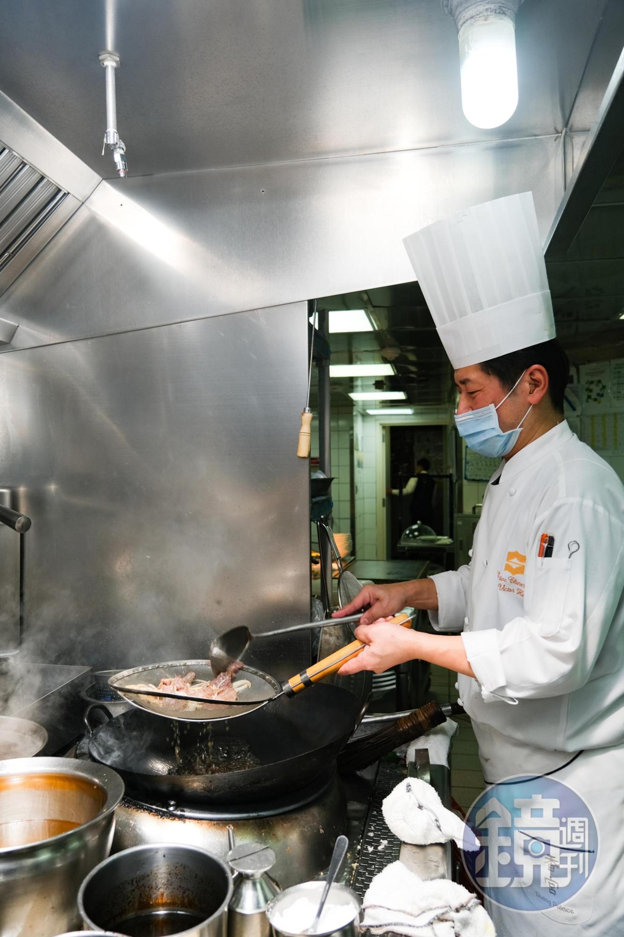 主廚何競業將拿手菜組合成適合闔家享用的套餐,讓大家帶著走。