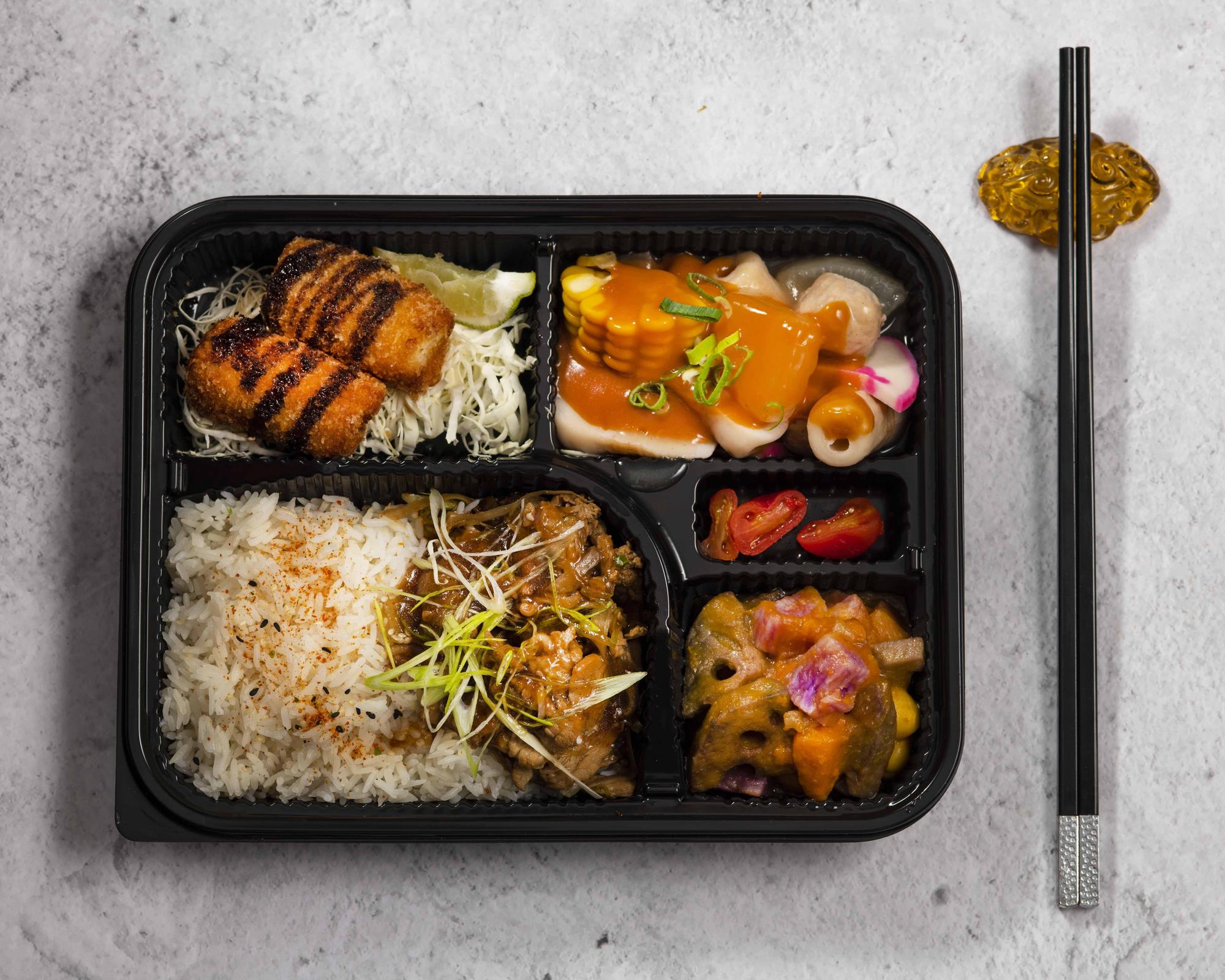 「豬肉壽喜燒佐芝麻白飯」是許多饕客的最愛。(台北遠東香格里拉提供)
