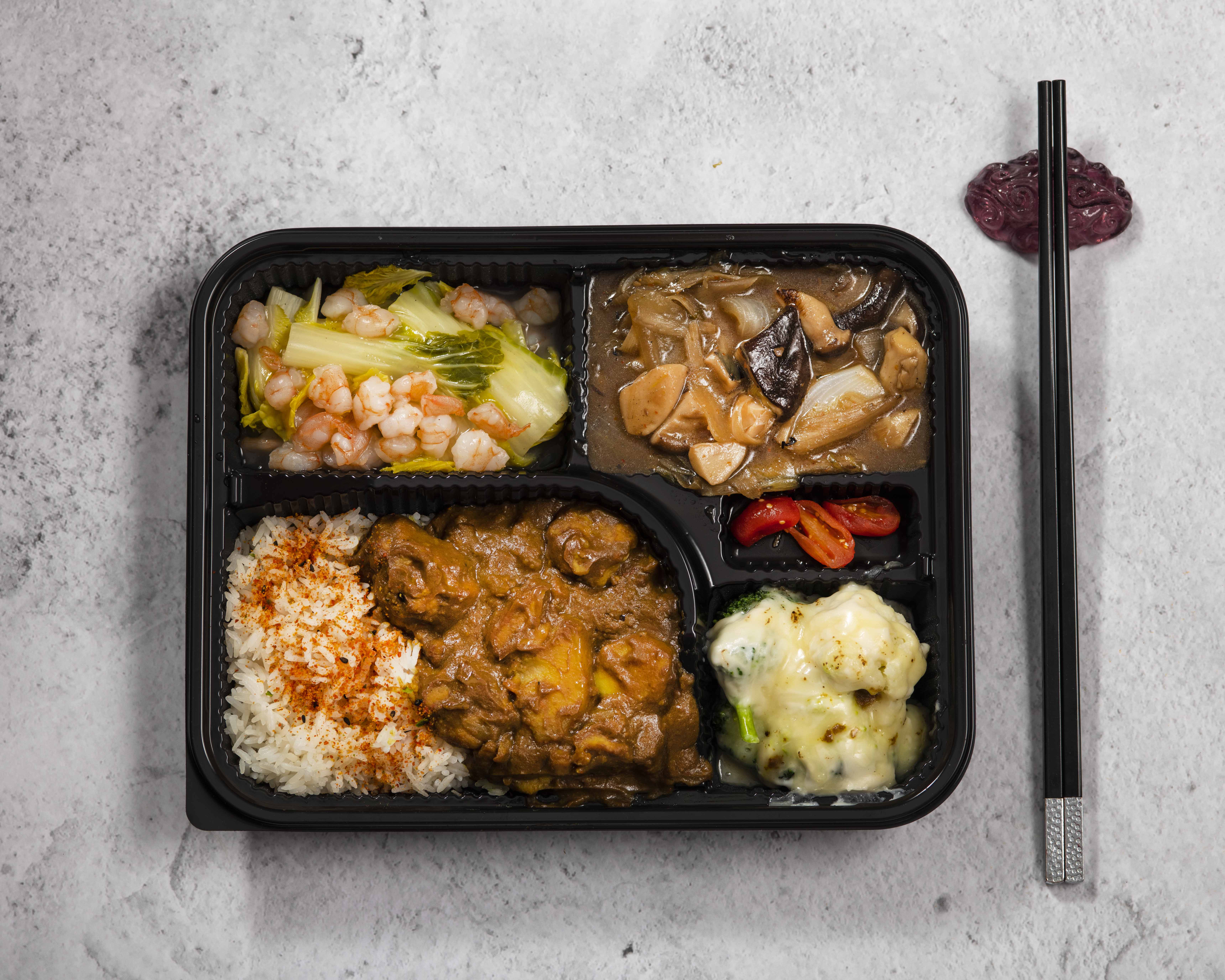 「巧克力蘋果咖哩雞肉佐香米飯」是亞洲風味餐盒，有非常下飯的咖哩。（台北遠東香格里拉提供）