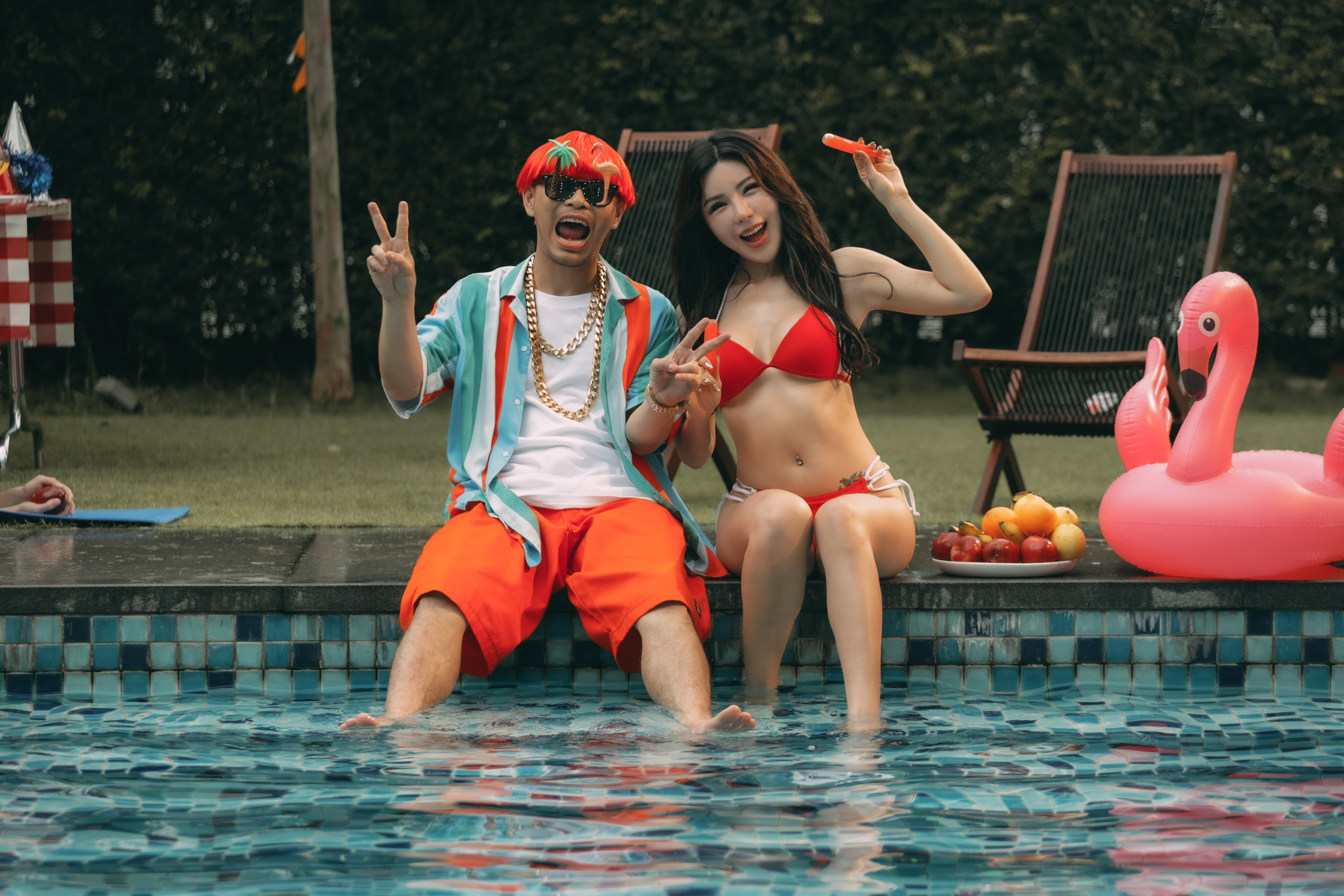 黃明志邀來馬來西亞百萬人氣女神Sabee陳舒頤，擔任《You Know Who Is My Father》MV女主角。（亞洲通文創提供）