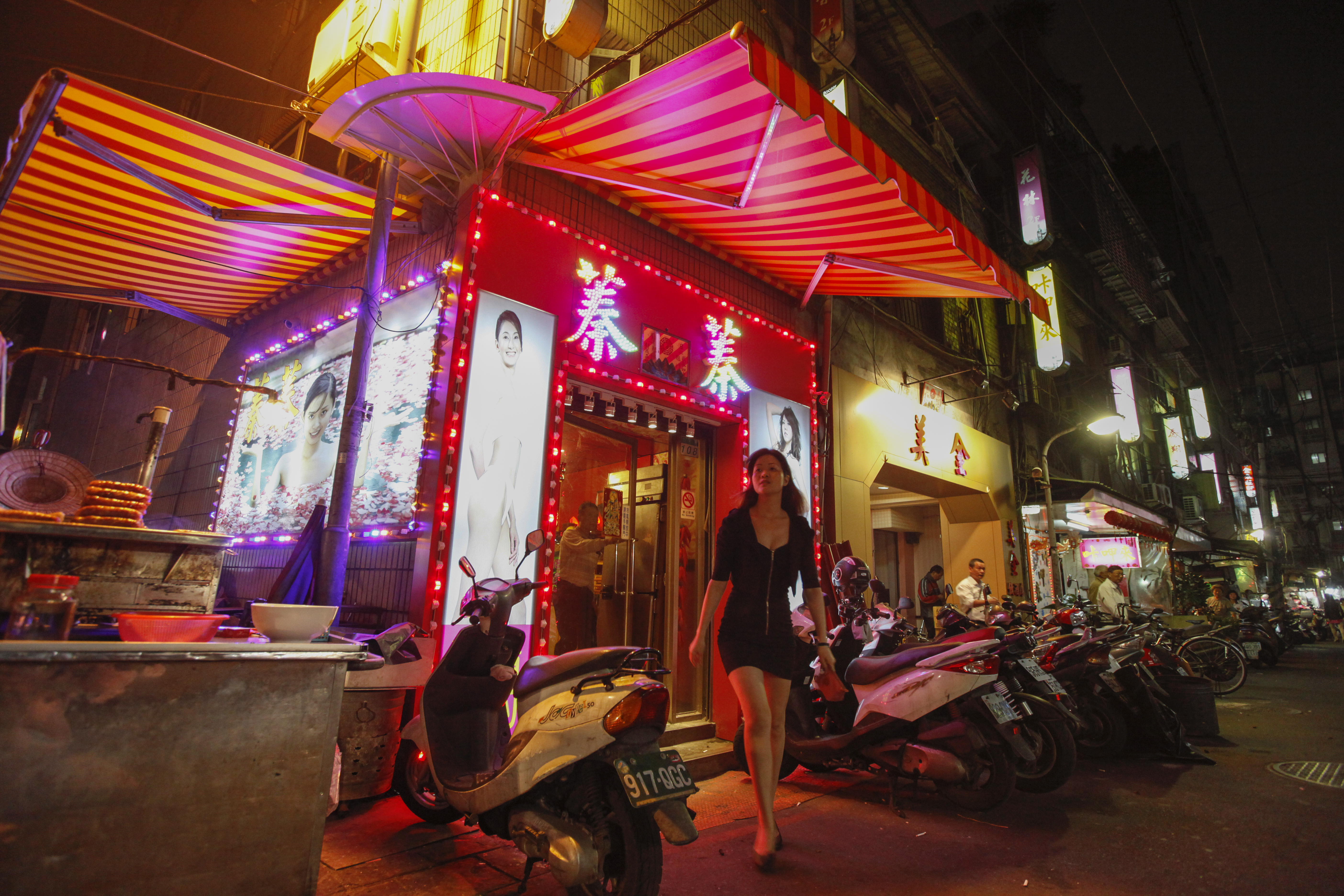 萬華阿公店巷內充滿七彩炫麗的迷人景色。