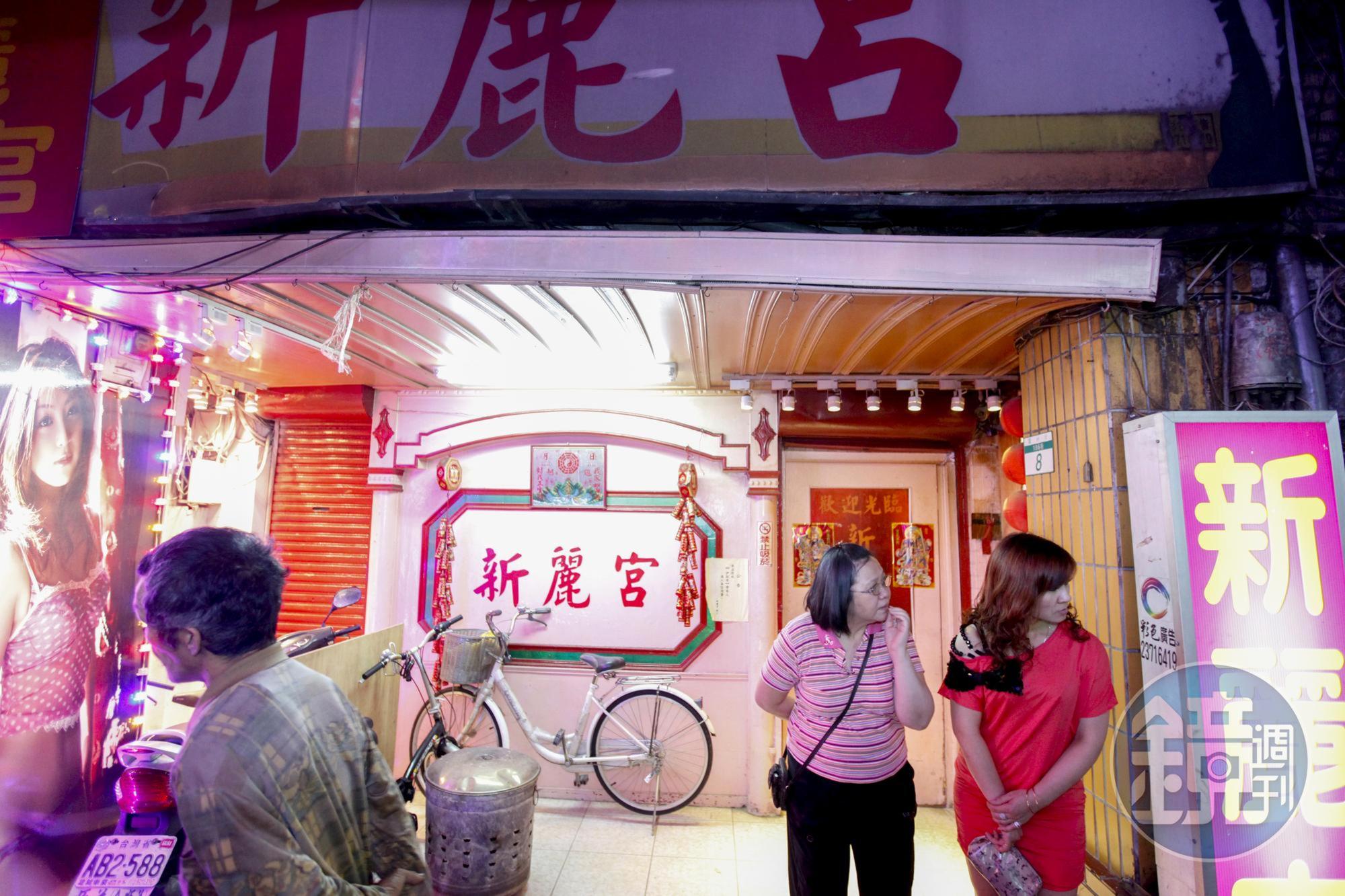 每到夜晚許多茶室會開始準備迎接客人。
