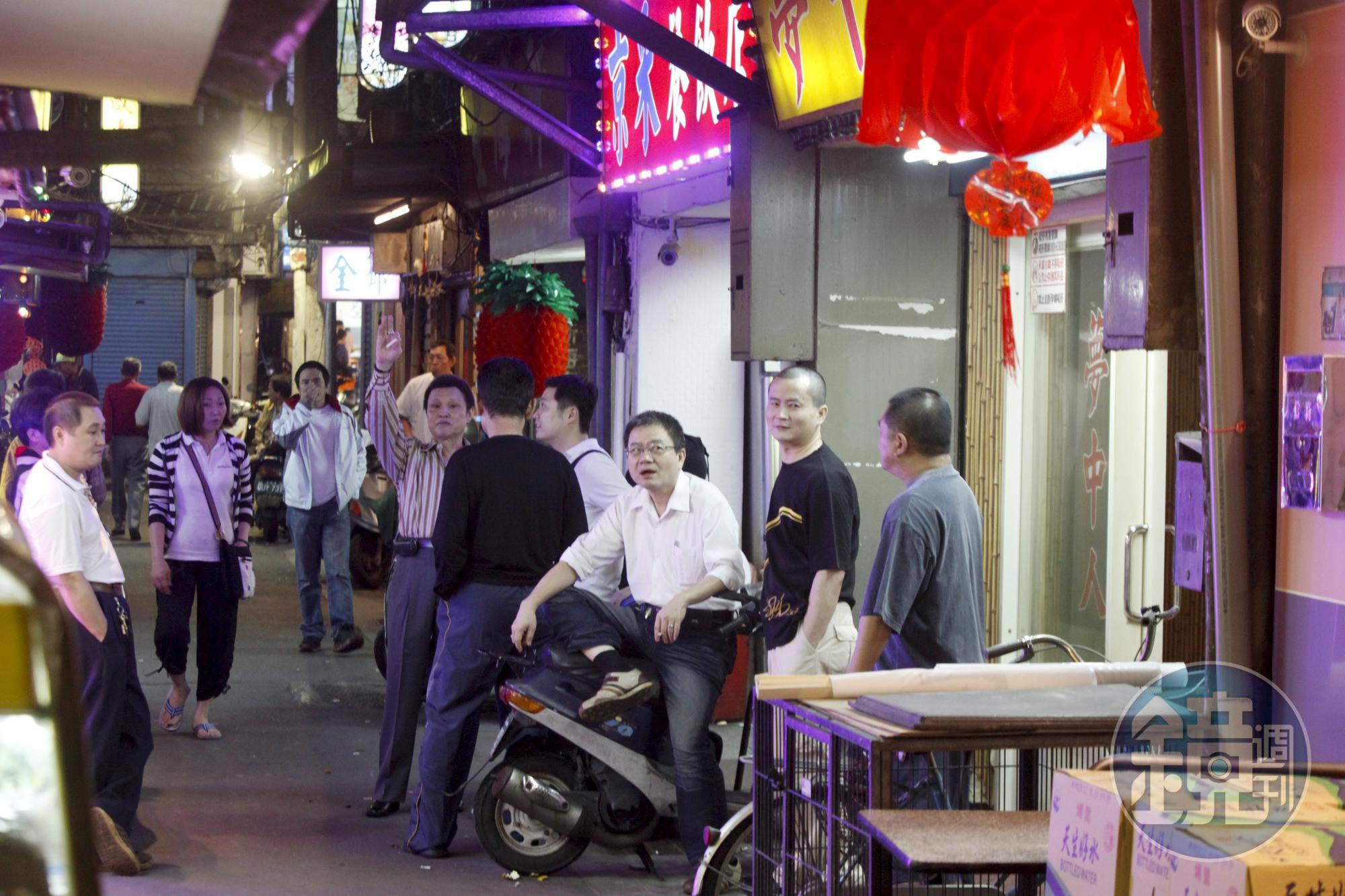 阿公店外總是會聚集許多男士。