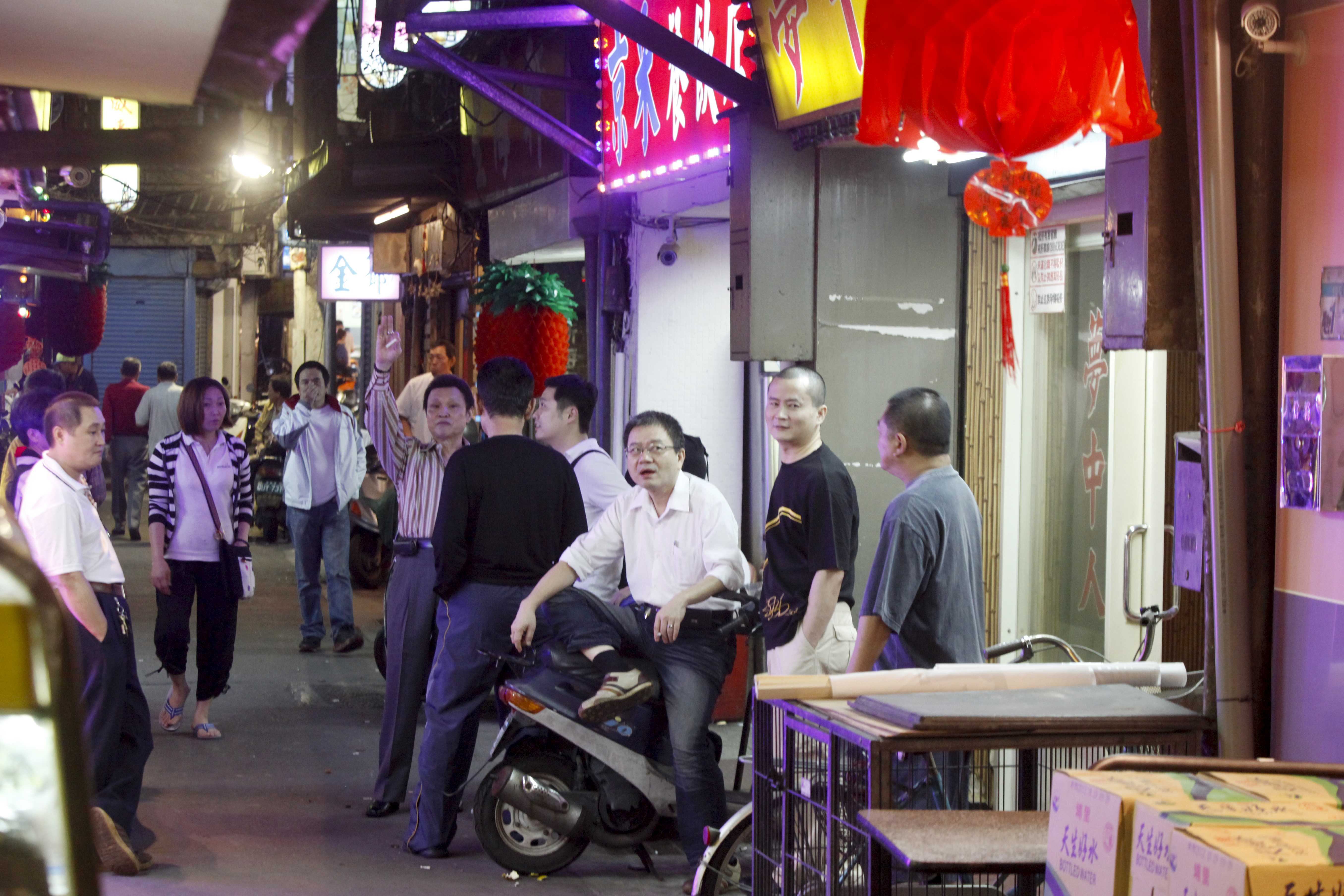 阿公店外總是會聚集許多男士。