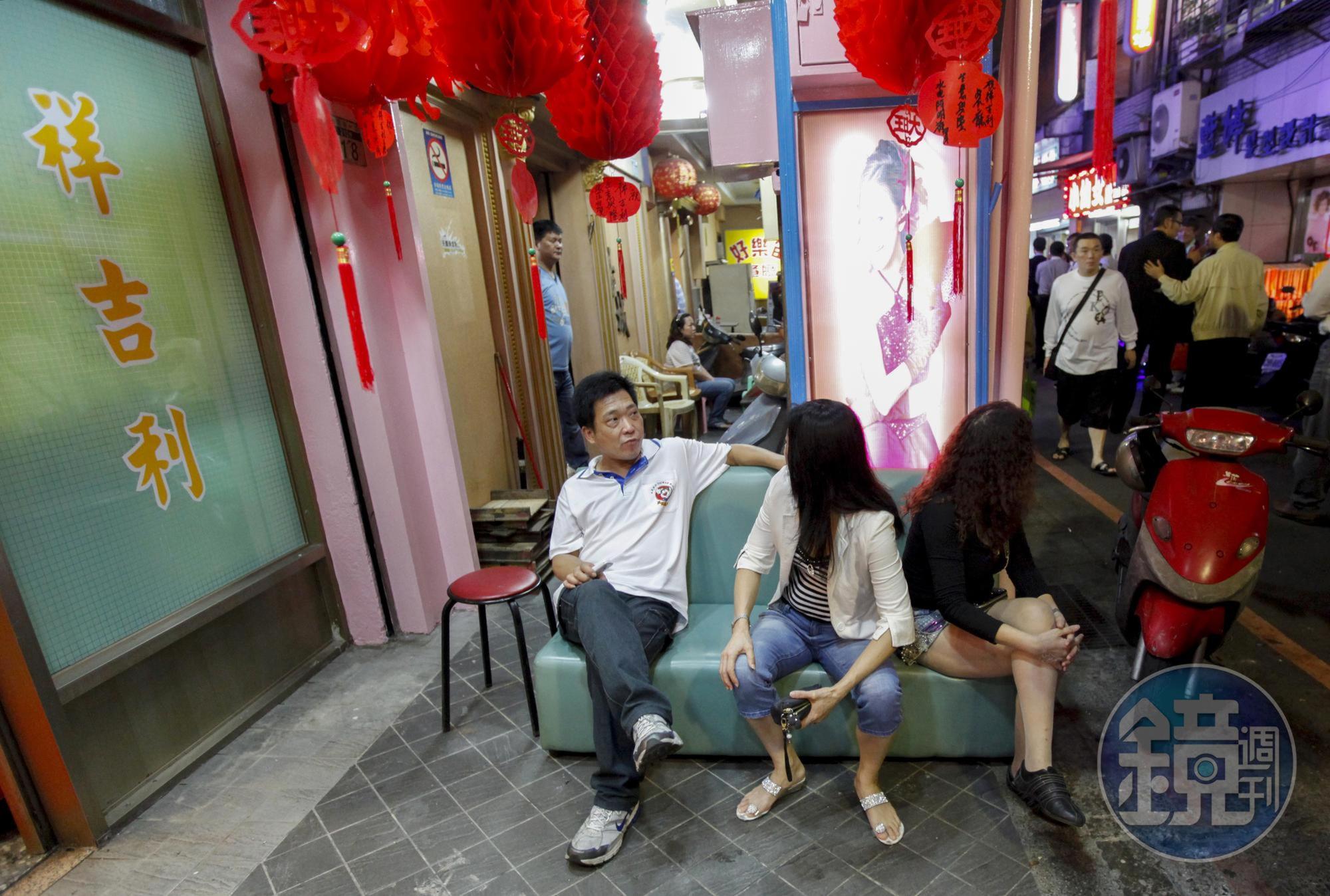許多男男女女會在店門口休息。
