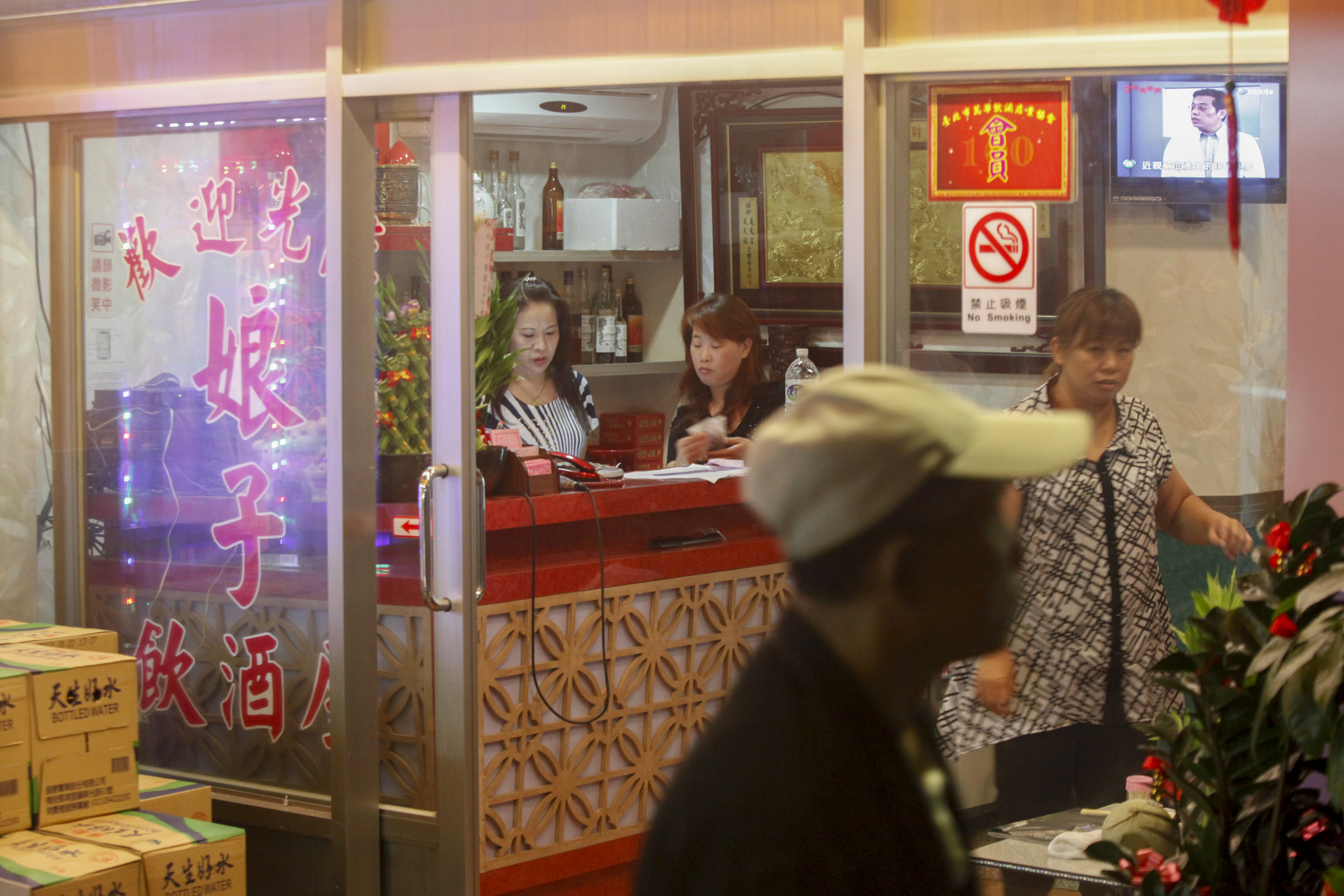 阿公店巷的店面大多在傍晚開始做生意。