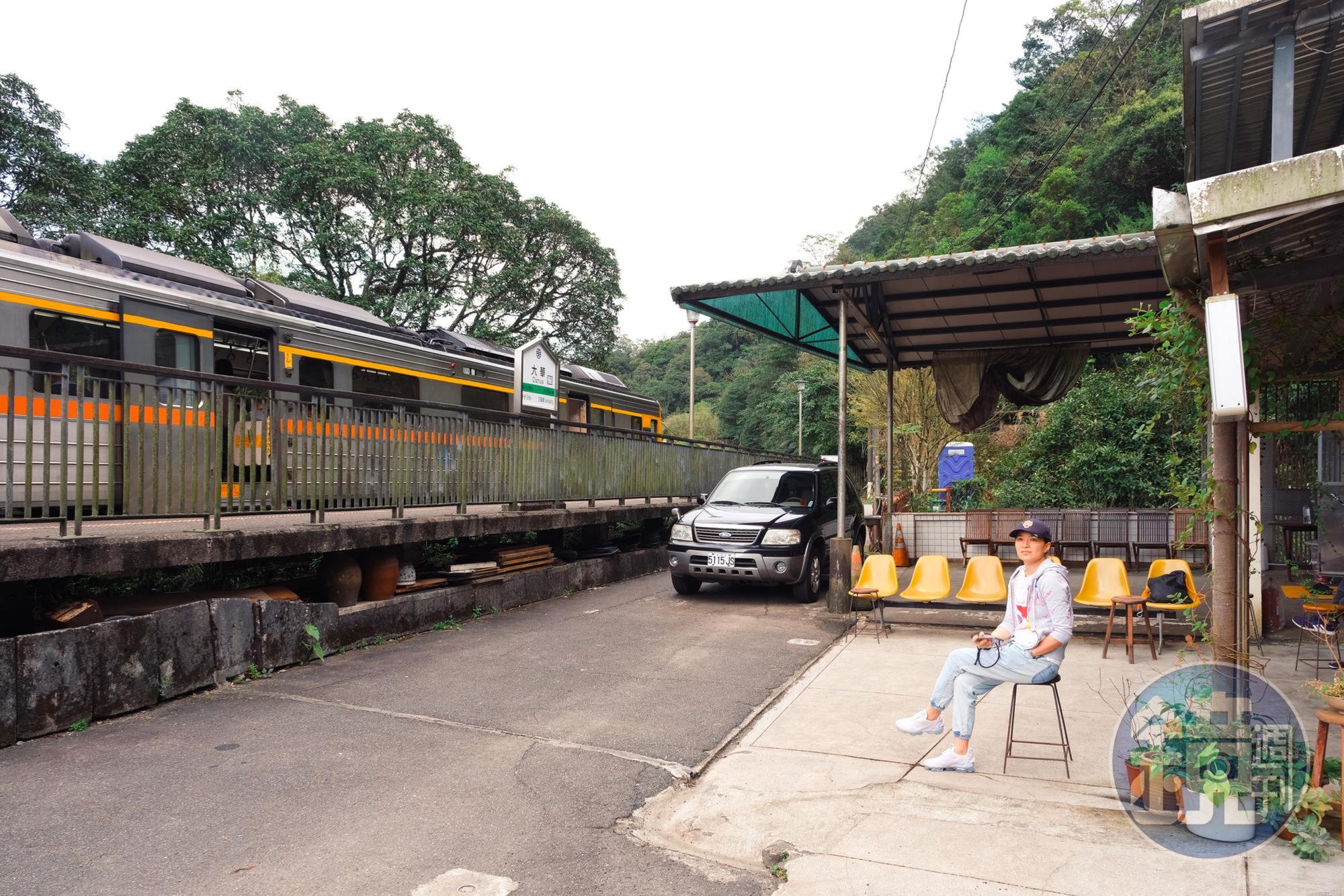 坐在門口就看得到來往的平溪線火車。