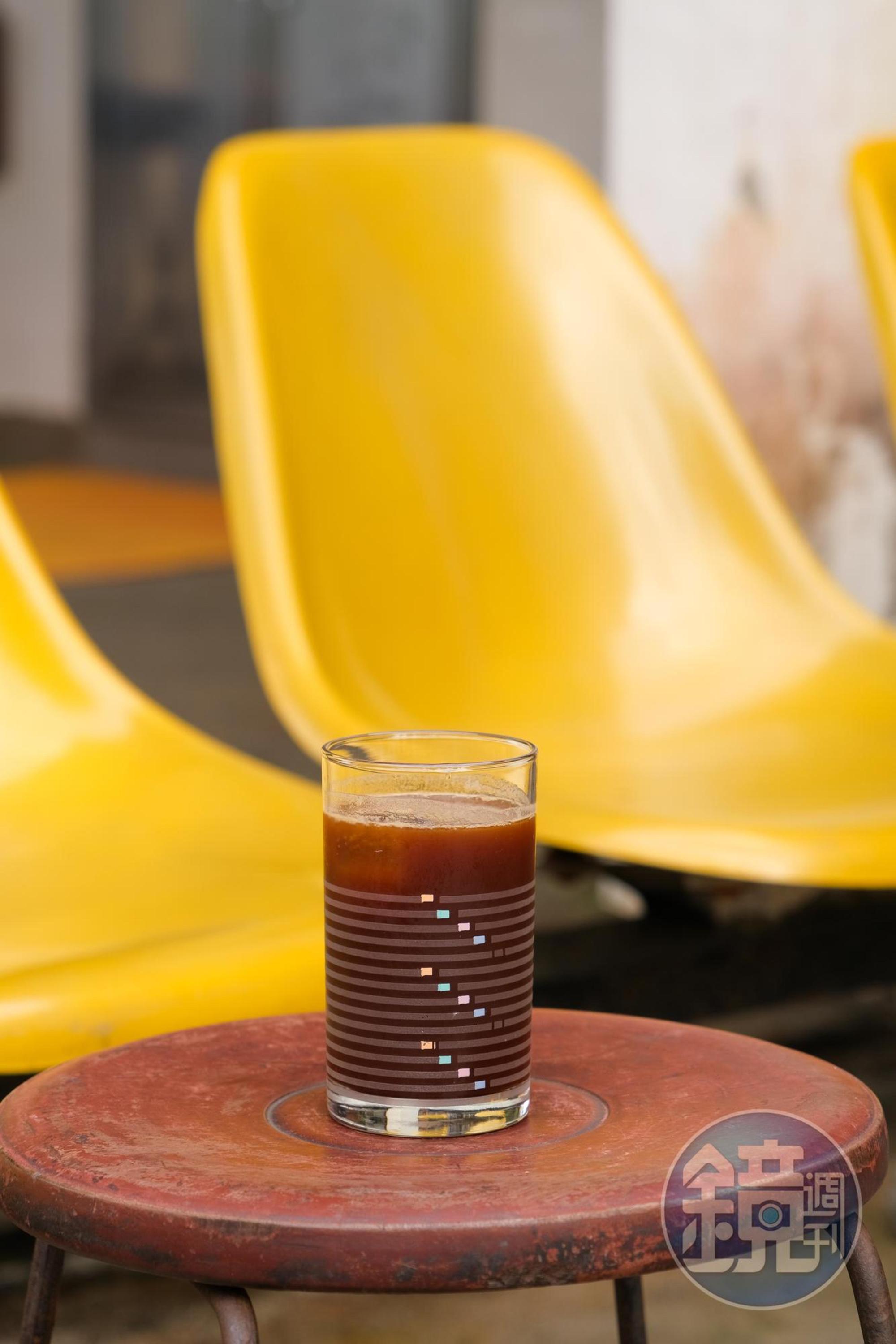 簡單的冰美式，用的也是復古的玻璃杯。