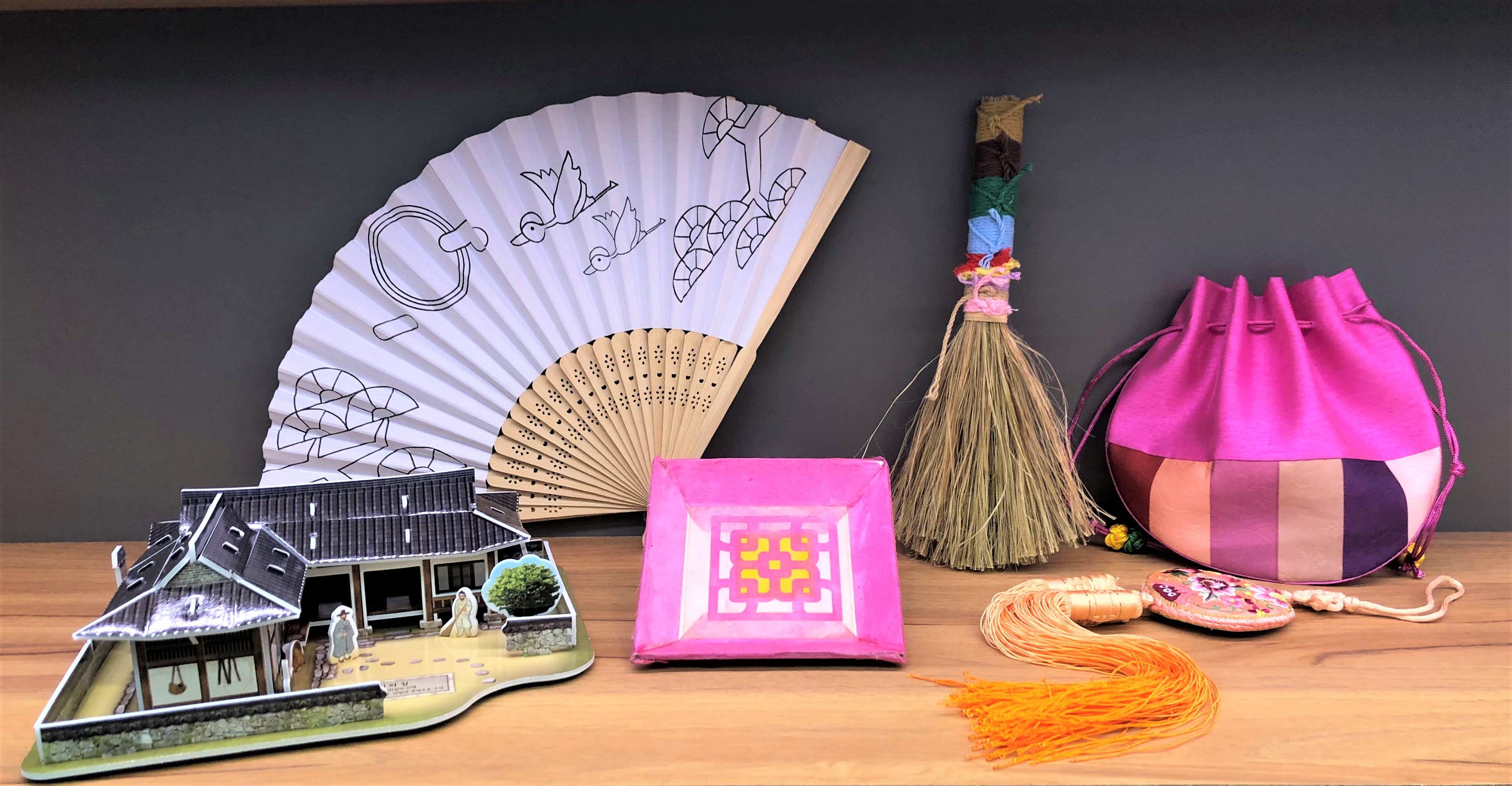 韓國觀光公社推出DIY組合包，讓家長和小孩居家防疫一起「耗時間」。（韓國觀光公社提供）