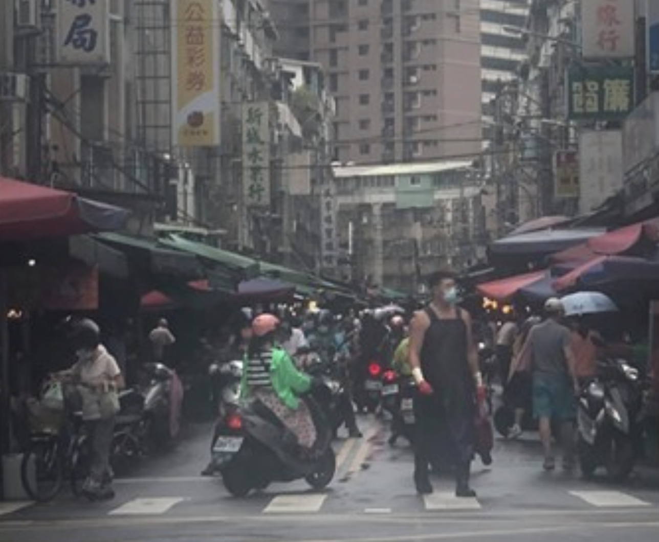國內疫情持續延燒，板橋某傳統市場卻驚見大量人潮。（翻攝自爆怨公社）