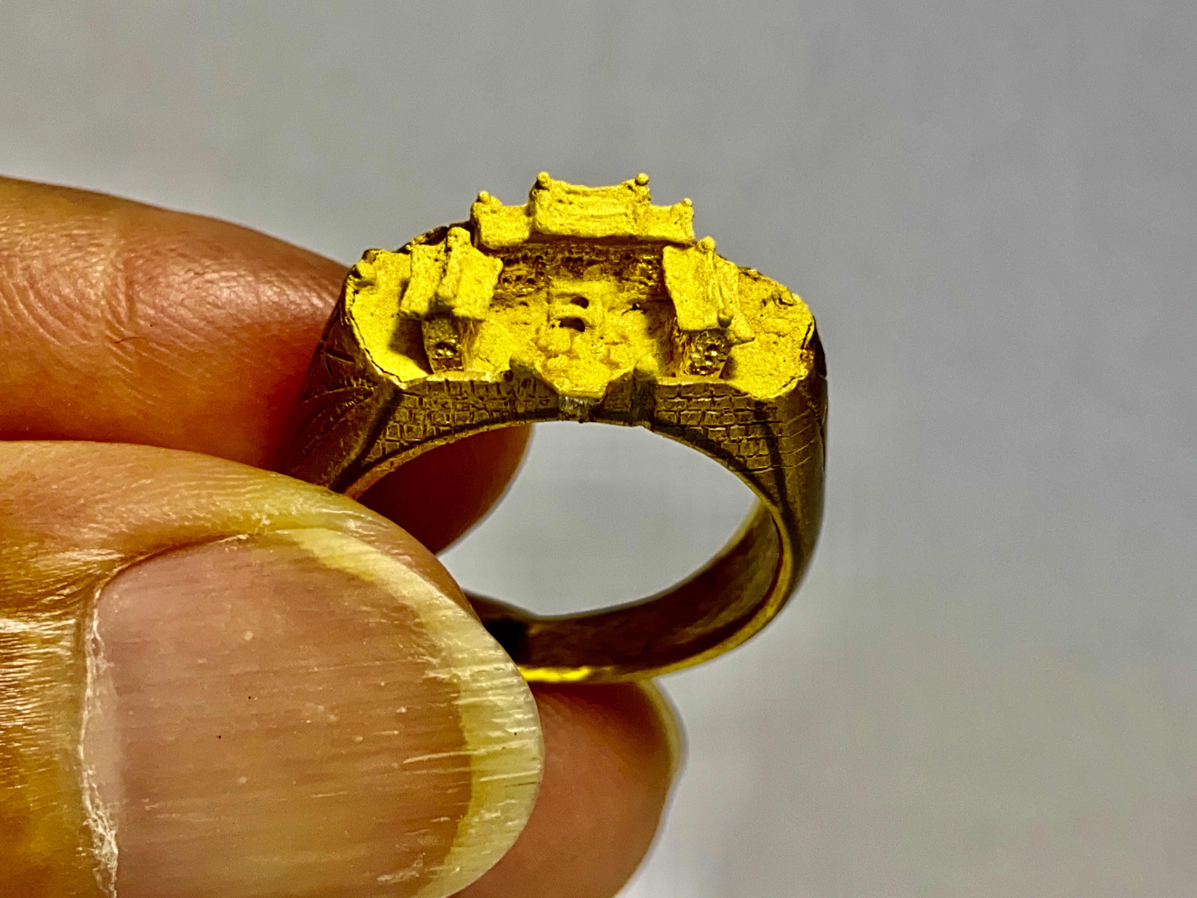 世界最小的黃金屋三合院古厝，長1.3公分、寬0.8公分、高0.4公分，創作難度相當高。（陳逢顯提供）