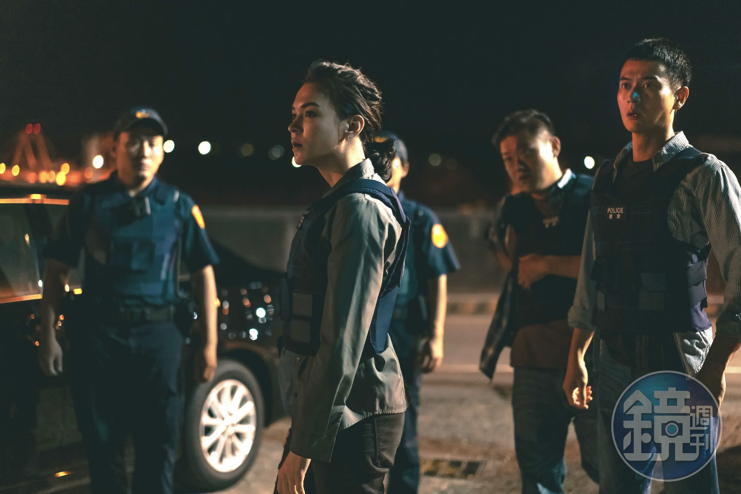 張榕容（左2）與飾演菜鳥警察的劉冠廷（右1）私下調查分屍案。（Catchplay提供）