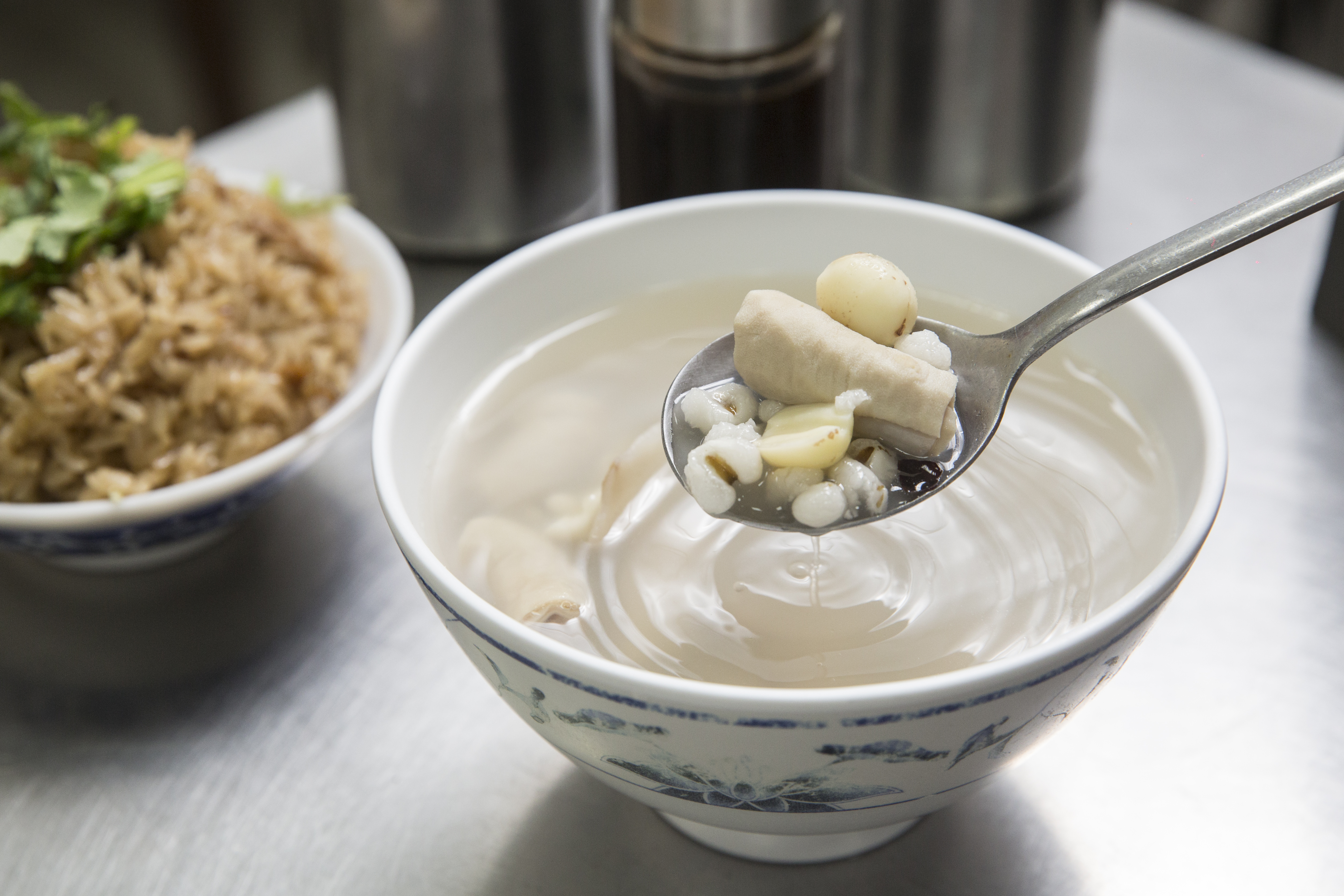 雙管四神湯是店內最知名產品，套了雙層的豬腸更有嚼勁，肉香也更加濃郁。（60元/碗）