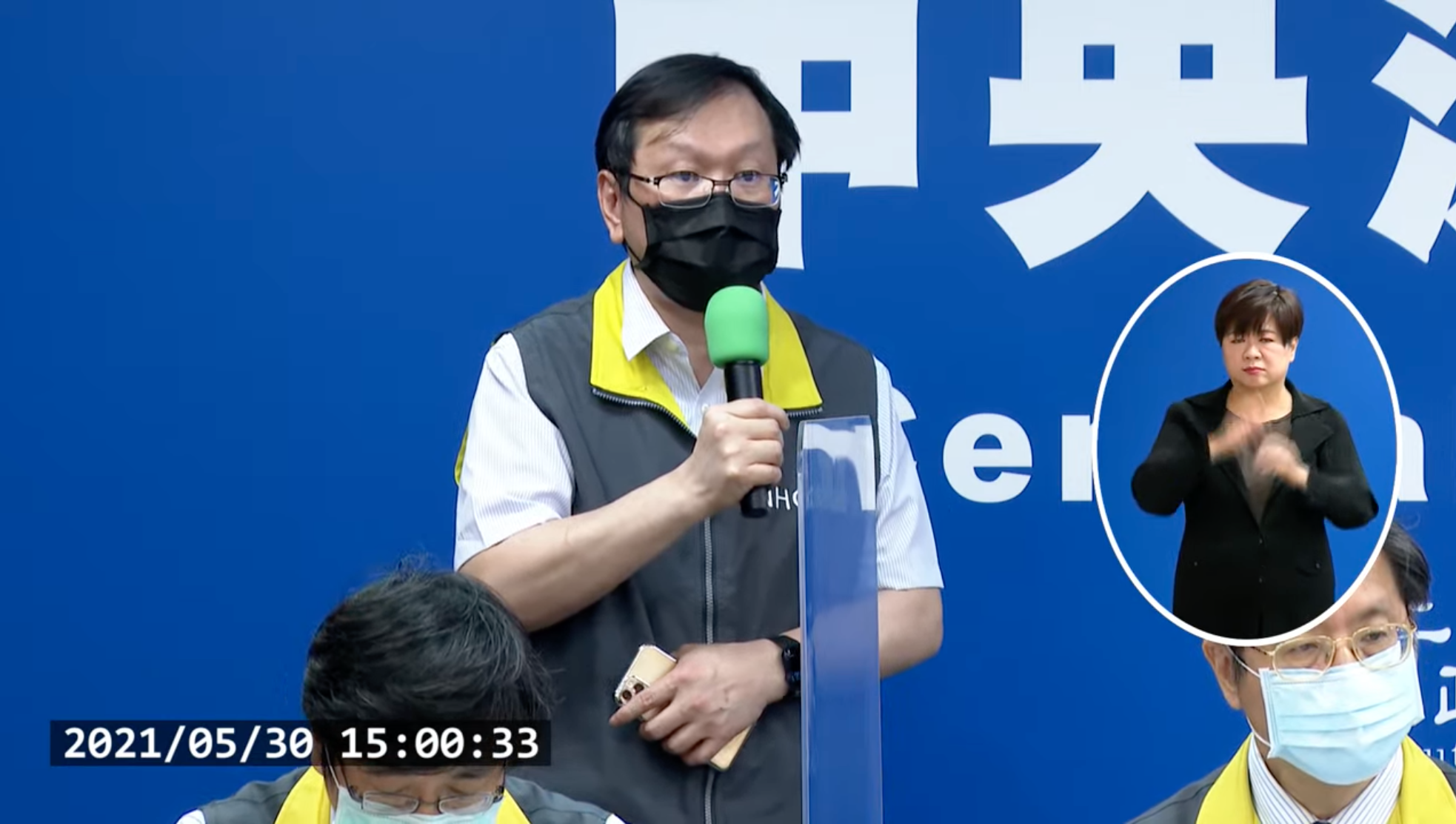 莊人祥回應,澎湖可能的首例本土個案相關情形。(翻攝自疾管署YouTube)