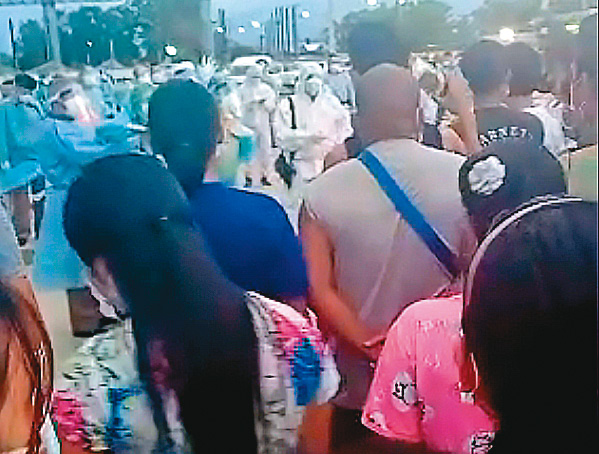 泰金寶碧武里工廠內的緬甸籍員工，二十七日群聚抗議，並在臉書上進行直播。（翻攝facebook.com/groups/977902225608902/permalink/4005608672838227）