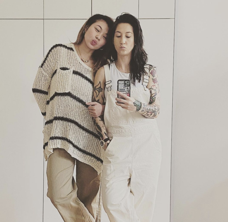 王曼喜（左）和伴侶Elaine（右）決定明年完婚。（翻攝自王曼喜IG）
