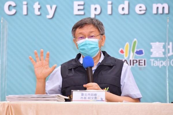 柯文哲直言這波疫情家戶群聚感染情形嚴重，未來只要一人確診就會全家篩檢。（台北市府提供）