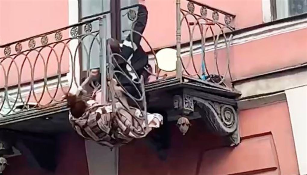 路人恰好拍到情侶墜樓畫面，現場一陣混亂。（翻攝自YouTube）