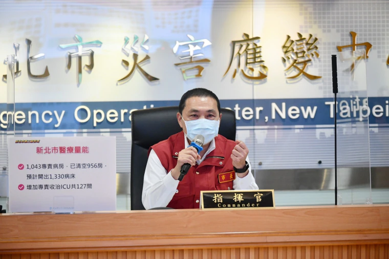 新北市長侯友宜今（30日）指出，確診者足跡大部分在傳統市場或大賣場，因此呼籲市民一次買足且勿逗留。（新北市府提供）