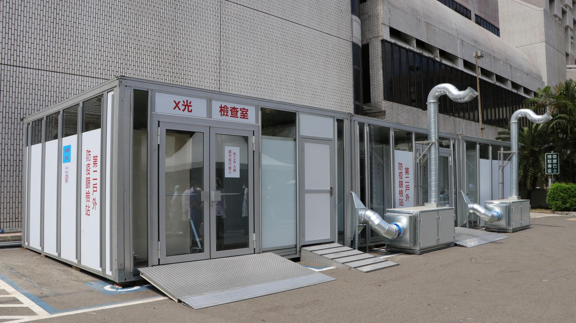 台北榮總第二戶外防疫篩檢站正式完工啟用,設有新鮮空氣交換與滅菌HEPA過濾功能。(微風集團提供)