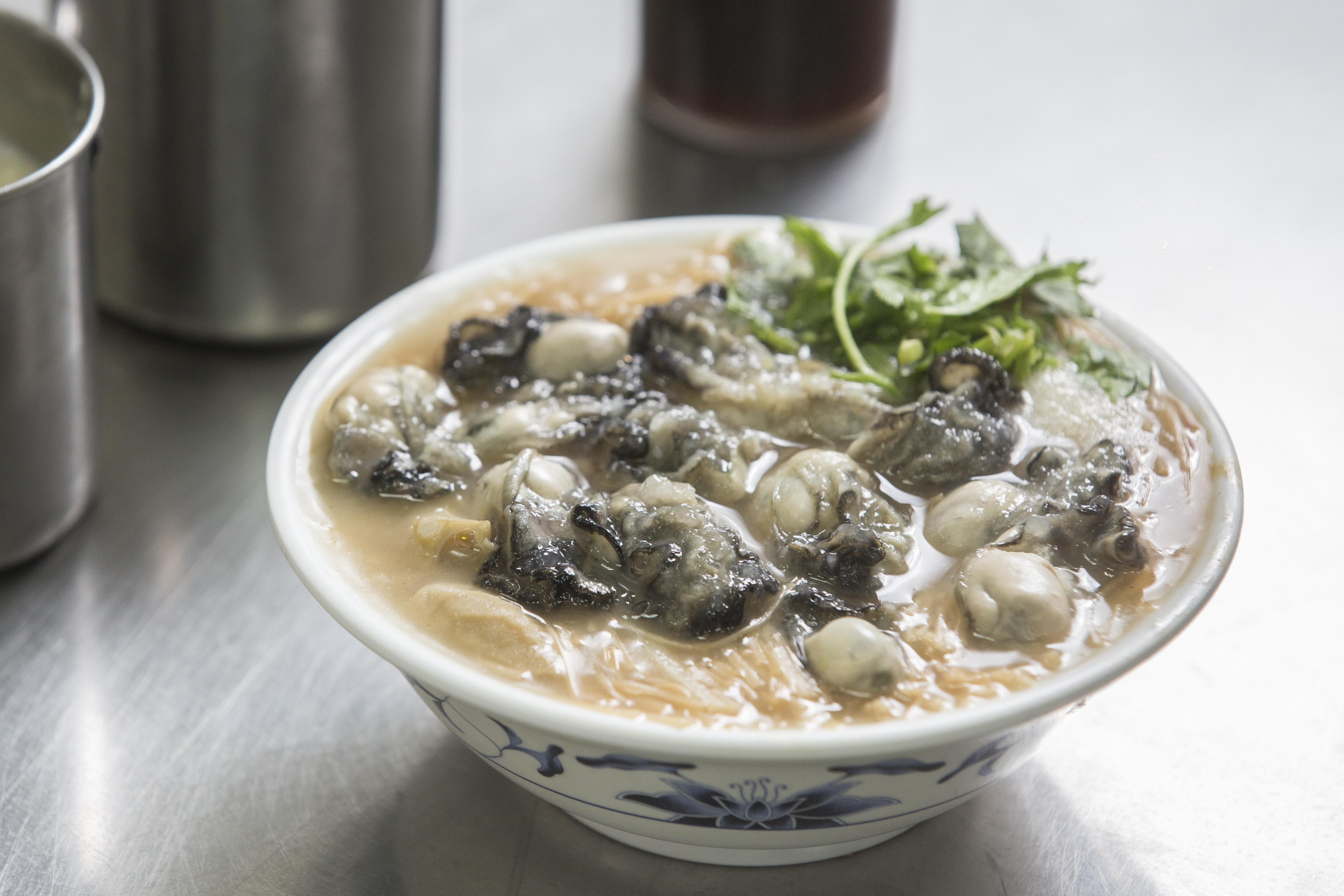 高雙管四神湯的蚵仔麵線料多到快滿出來，每顆蚵仔都十分飽滿鮮甜。（45元／小碗）