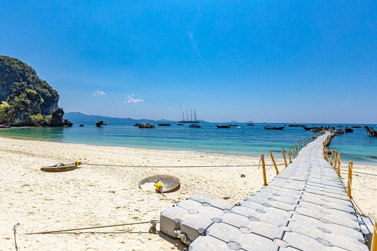 泰國政府宣布,完整接種疫苗的國際旅客,入境普吉島無須隔離。(Pexels)