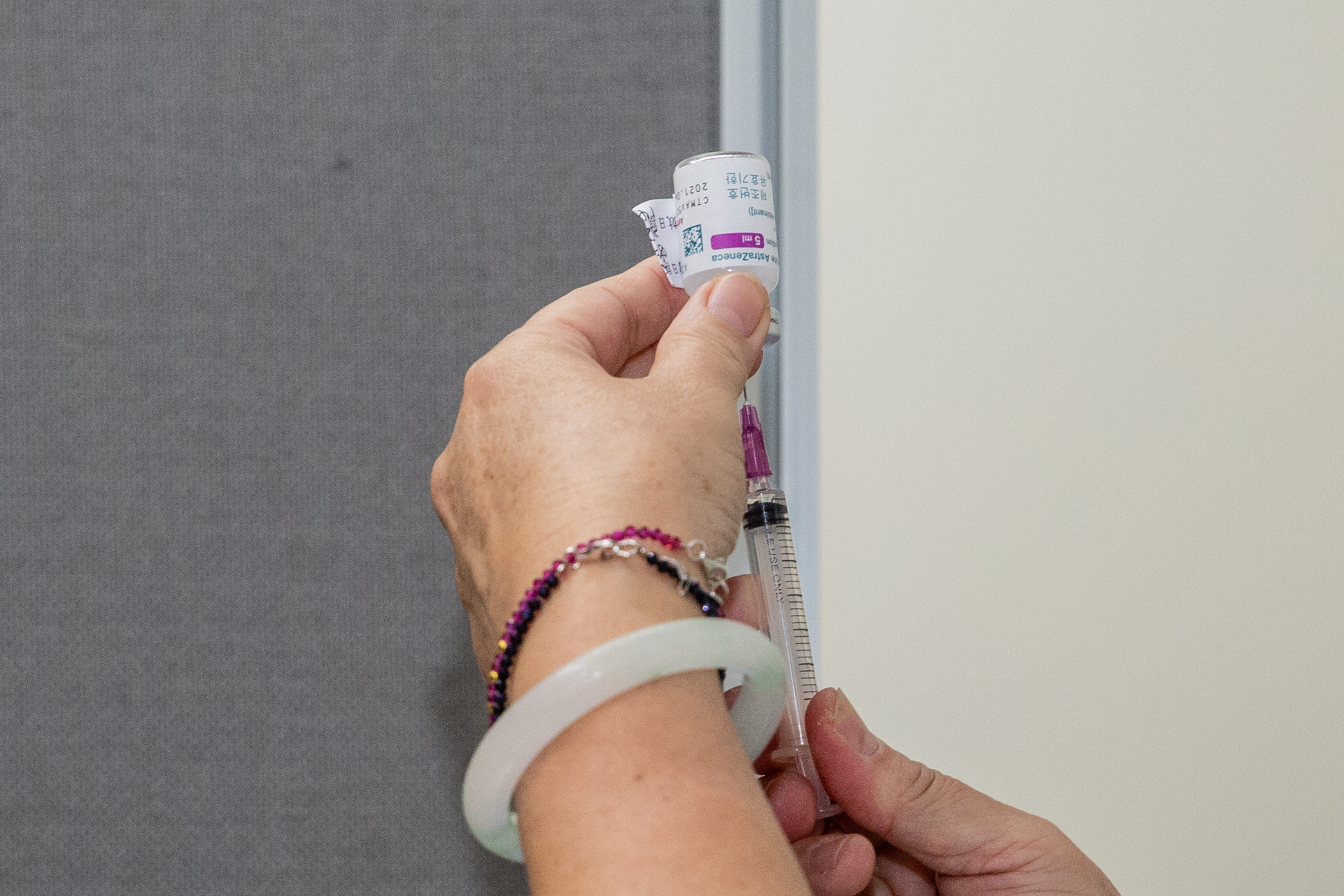 針對購買疫苗到底應不應該開放給地方政府或民間團體，專家也有兩派說法。（本刊資料照）