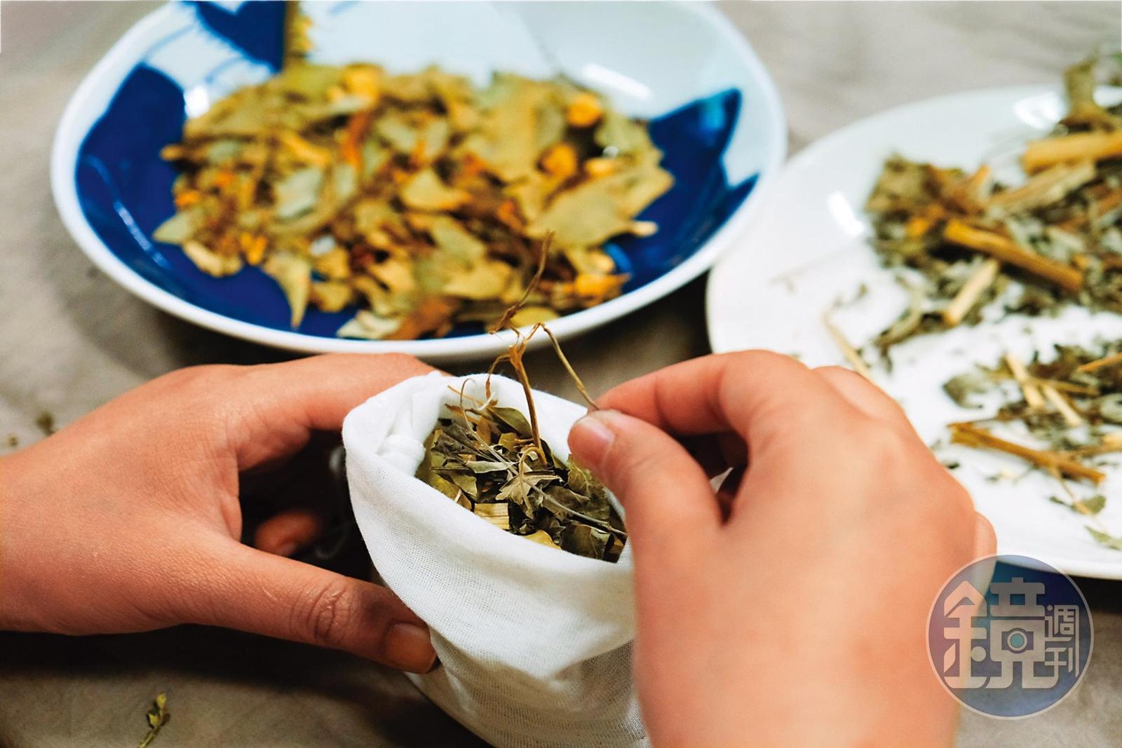 以艾草等香草製作香包，不但香氣濃郁，還有祈福作用。