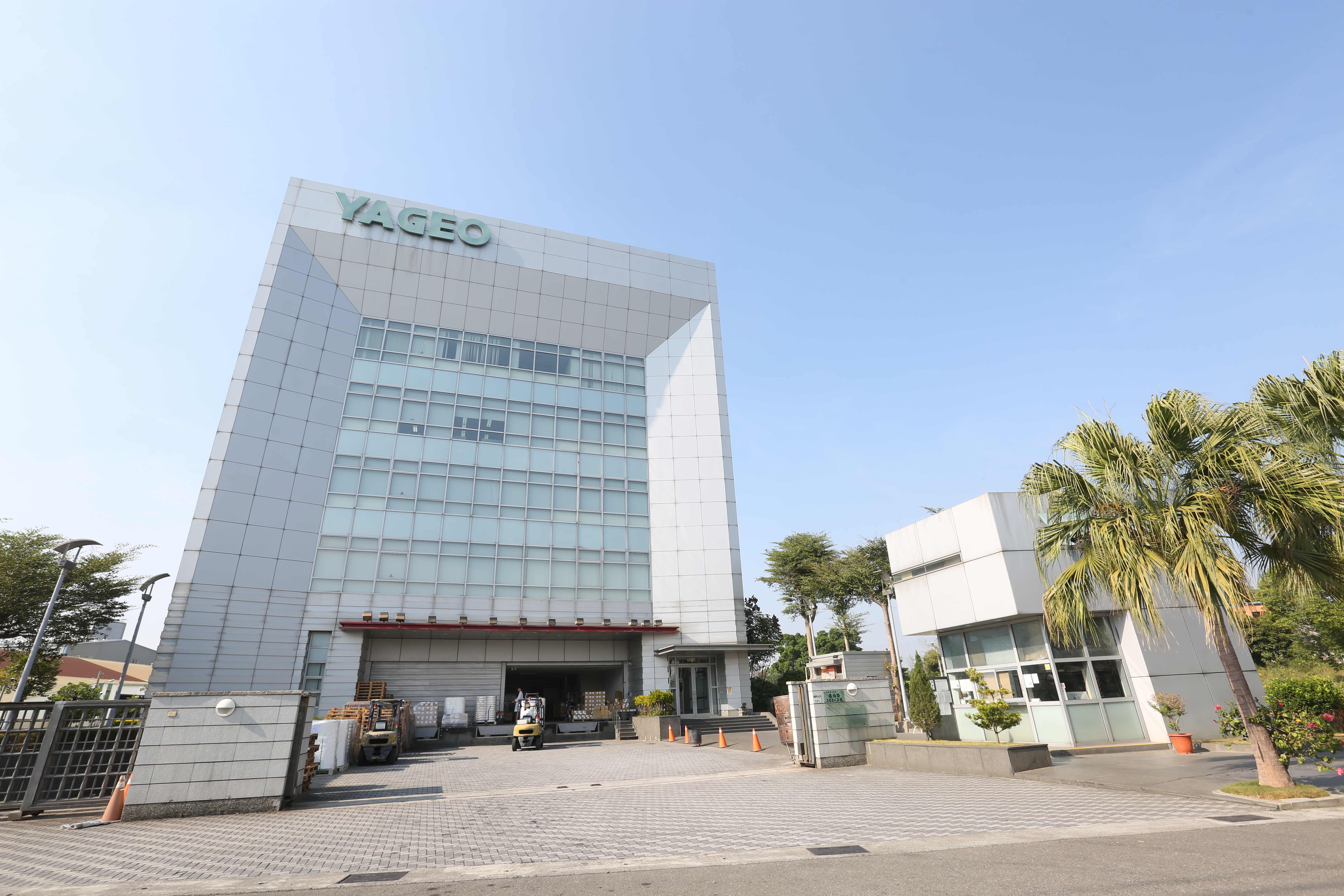 國巨表示，正著手評估具體執行事宜，除了積極為員工的健康把關外，也已主動替員工購買防疫保單。