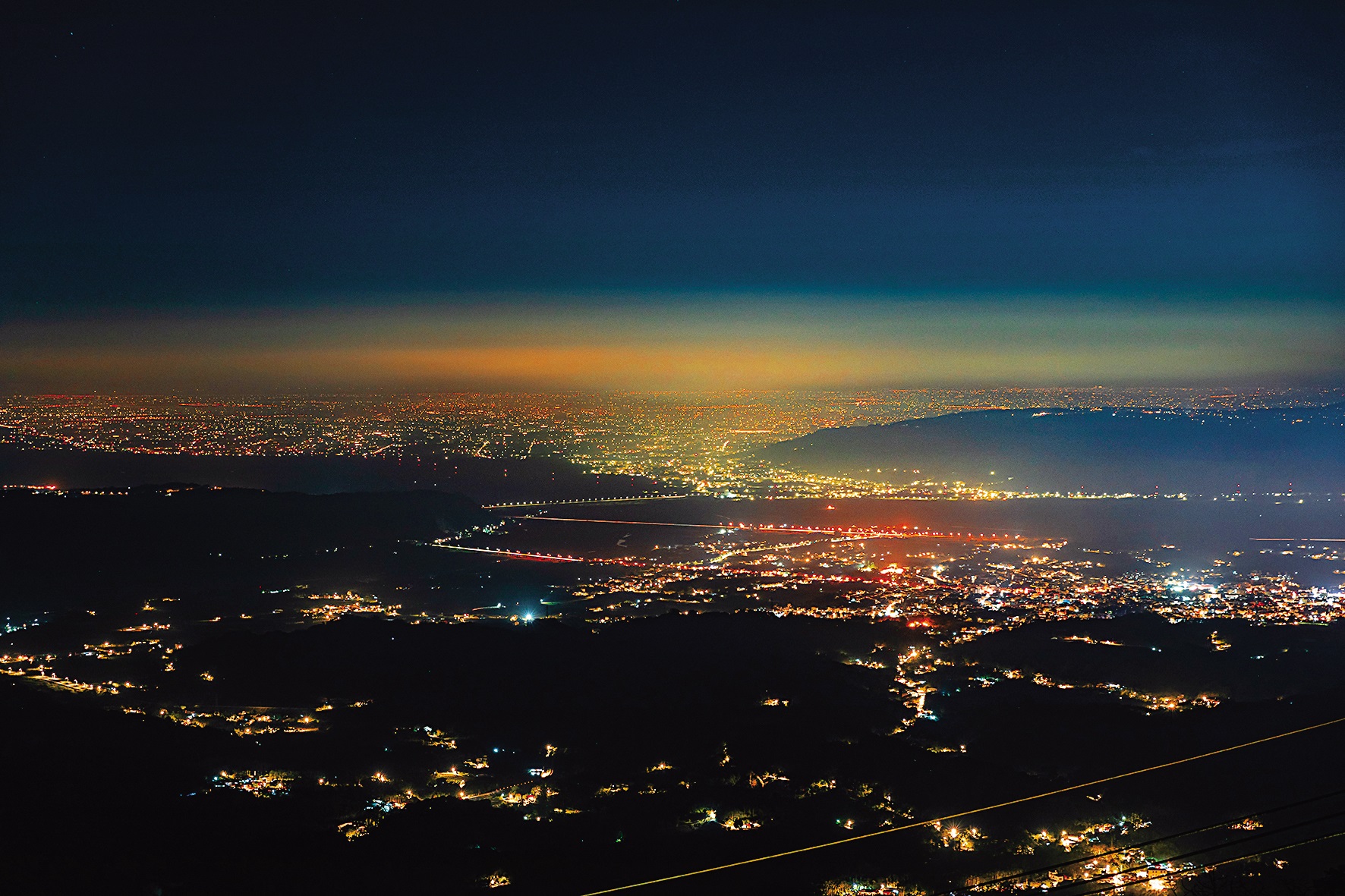 夜幕升起，不只天上點點星光，遠處的南投竹山與台中市區更是燈火通明。
