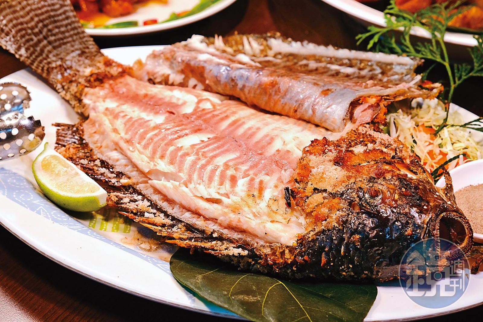 「山水香烤魚」以山泉水養殖的吳郭魚，肉嫩鮮美，原味最好吃。（500元／份）