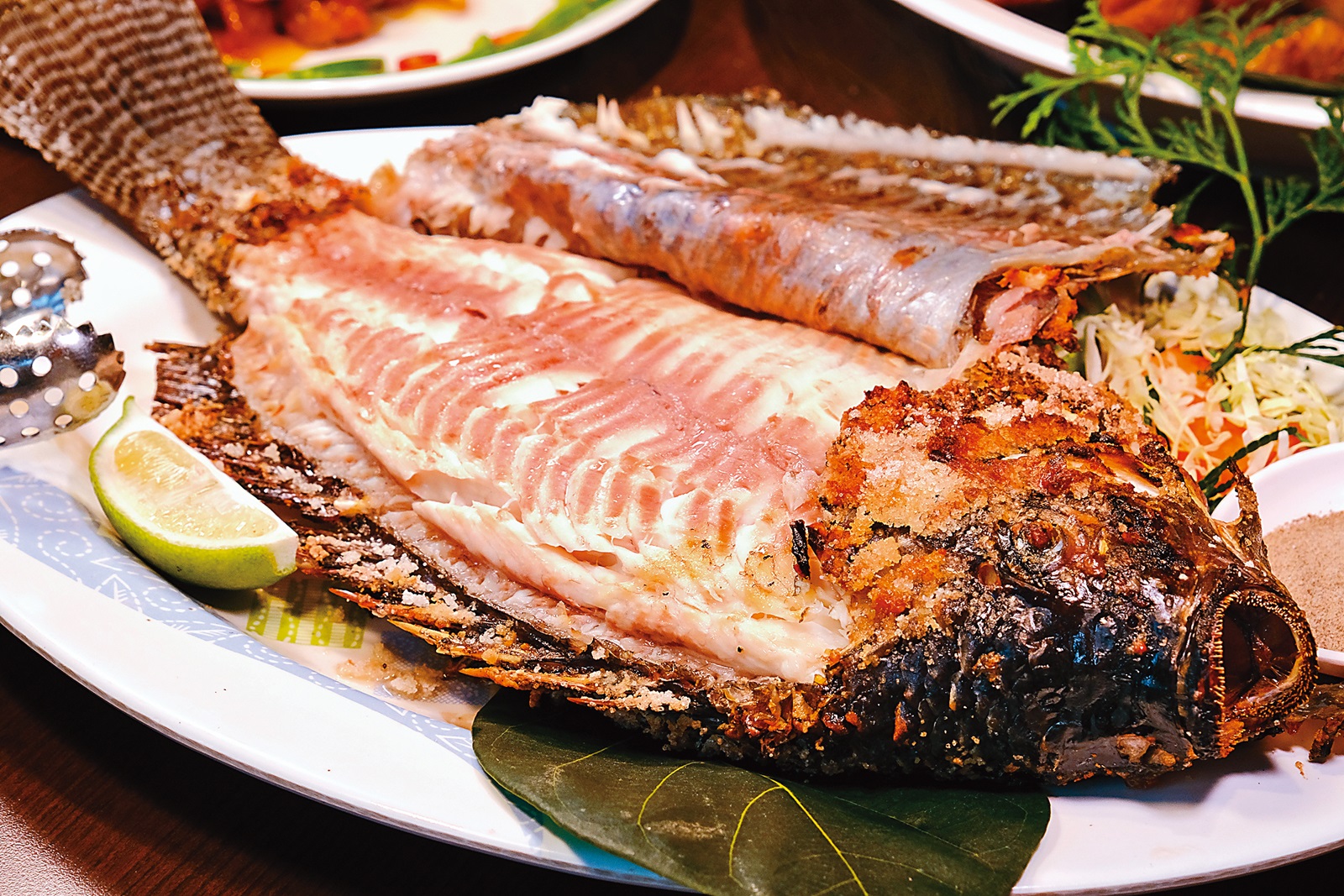 「山水香烤魚」以山泉水養殖的吳郭魚，肉嫩鮮美，原味最好吃。（500元／份）