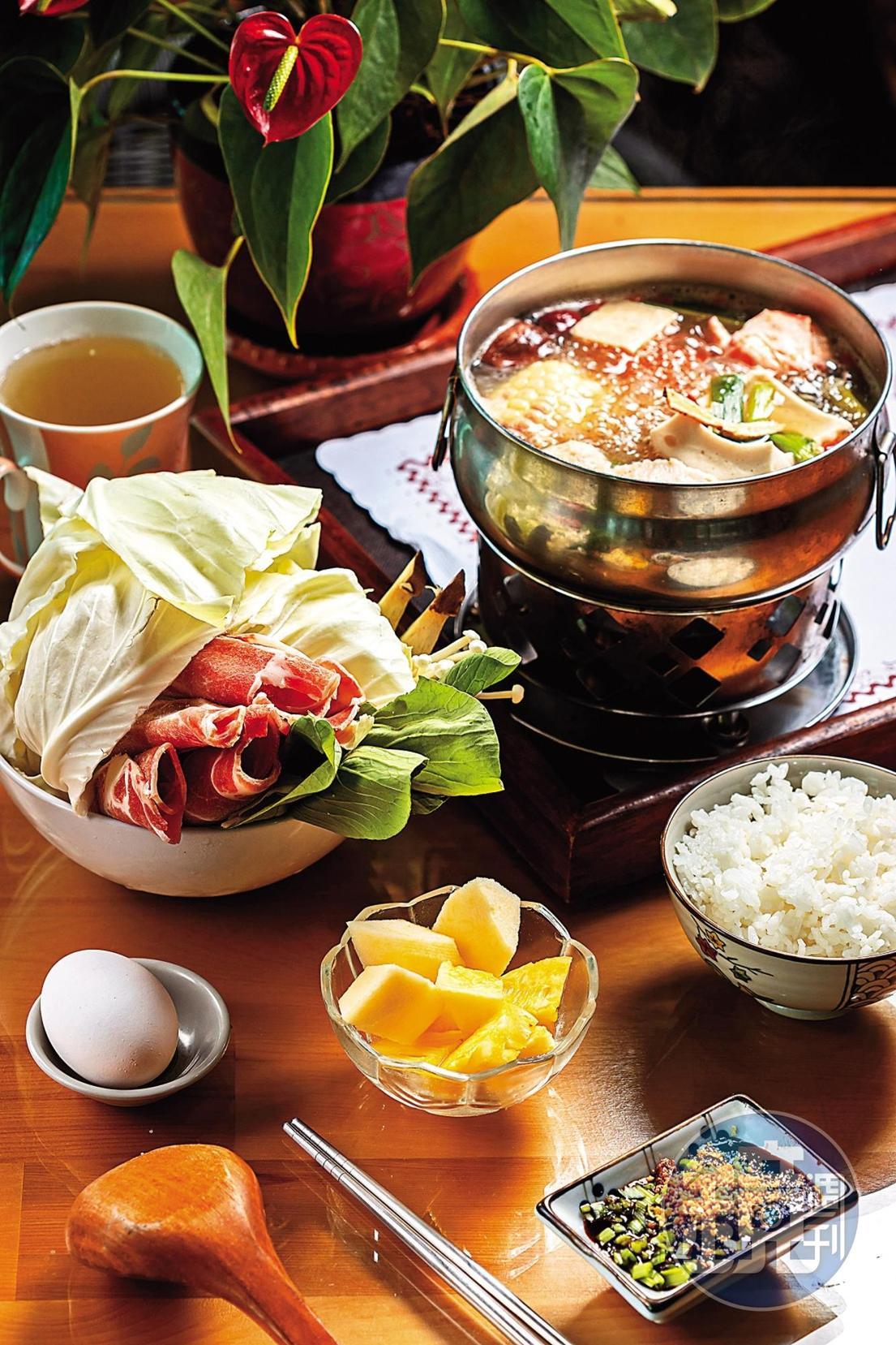 需預約的民宿晚餐，小火鍋有養生、麻辣、素食湯頭可選擇。（350元／份）