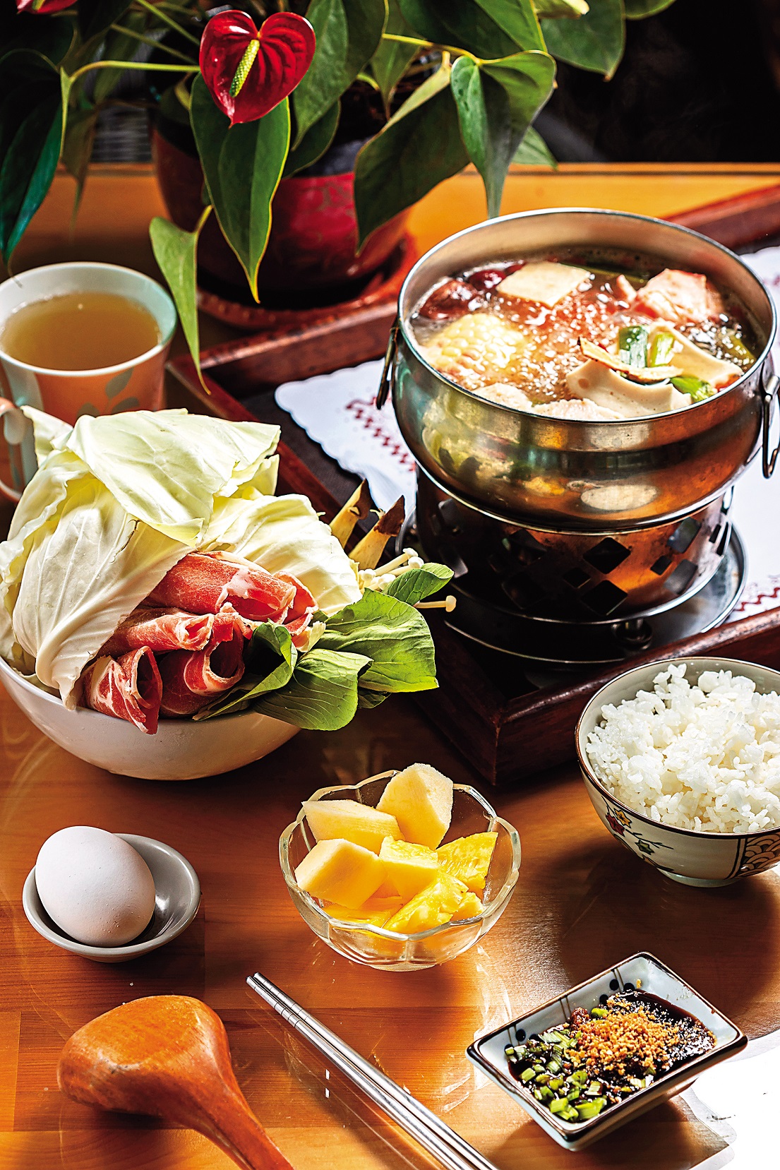 需預約的民宿晚餐，小火鍋有養生、麻辣、素食湯頭可選擇。（350元／份）