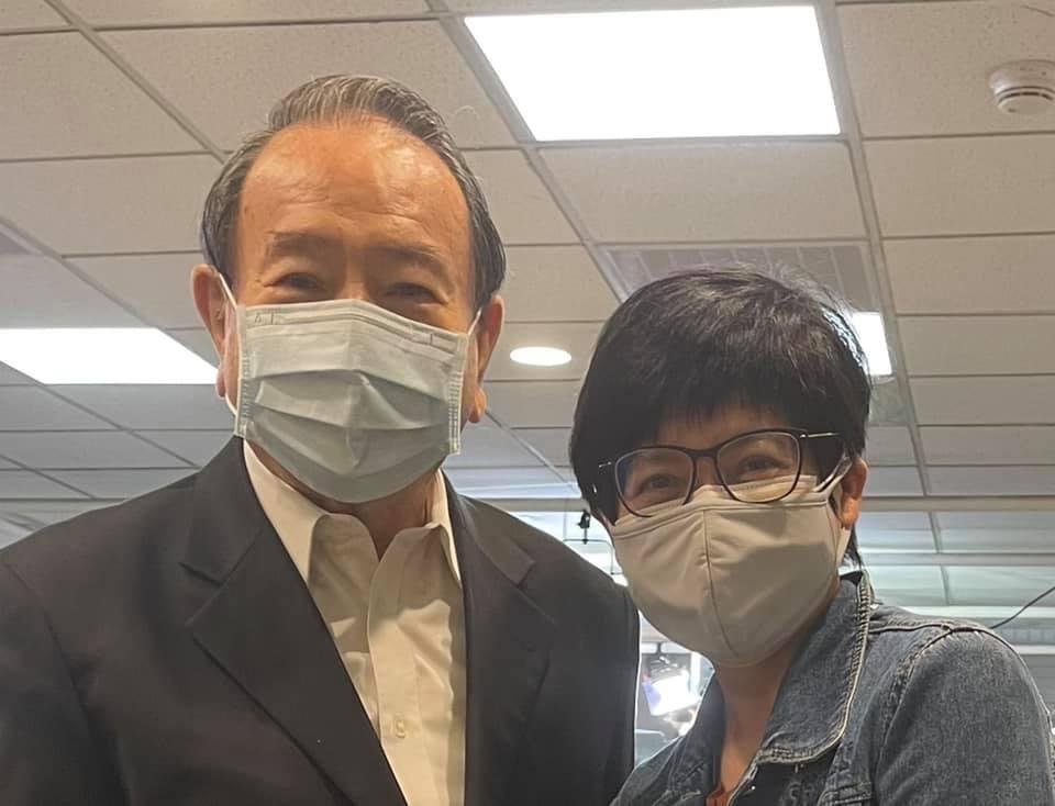 現任TVBS新聞部副總經理的主播詹怡宜10年前說動任立渝來上班，雖遺憾他要退休，但也因共事過而驕傲。（翻攝自詹怡宜臉書）
