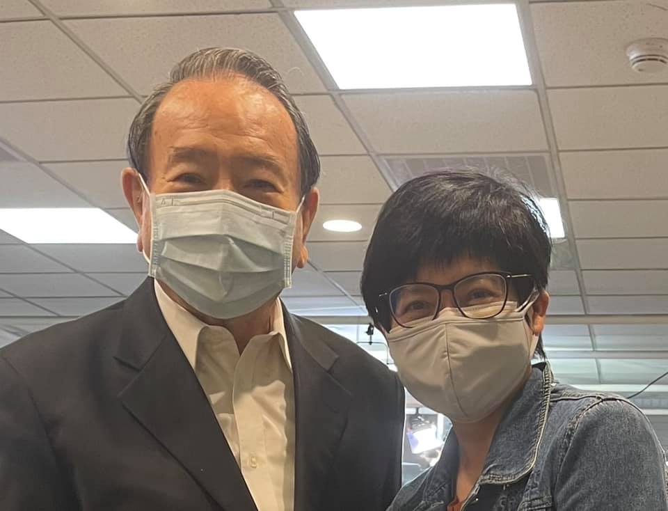 現任TVBS新聞部副總經理的主播詹怡宜10年前說動任立渝來上班，雖遺憾他要退休，但也因共事過而驕傲。（翻攝自詹怡宜臉書）