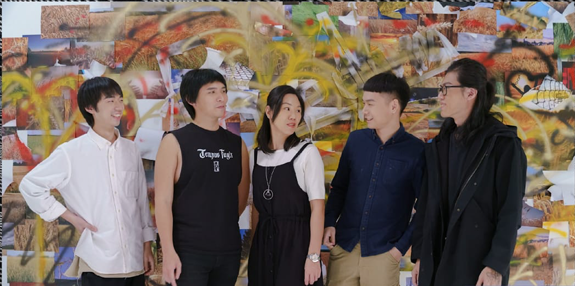 金曲入圍名單中，少女卡拉以專輯《卡拉電台》入圍「最佳客語專輯獎」和「年度專輯獎」兩項大獎。左起：貝斯手威佐、鼓手柏元、台語作詞及和聲編寫丹霓、主唱稚嘉、吉他手秉強。（索尼音樂提供）